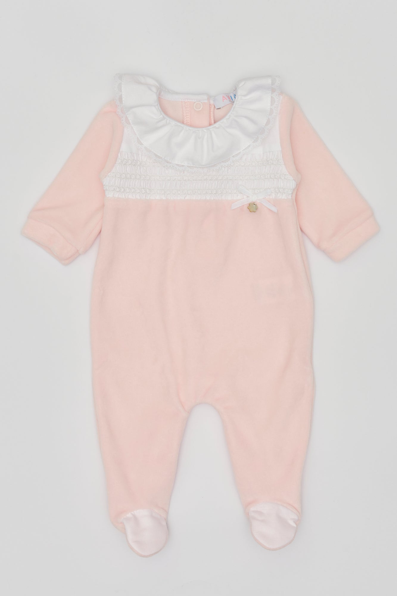 Der weiche und wärmespendende Strampler von AMIO Firenze mit Spitzen-Kragen und Schleife ist der perfekte Begleiter für den Alltag in der kalten Jahreszeit. Maximaler Tragekomfort, gepaart mit einer herausragenden Passform aus Samt (Ciniglia). Das Modell hat einen praktischen Schnitt, um etwa die Windel schnell und unkompliziert wechseln zu können. Ein AMIO Firenze Must-Have für jede Grundausstattung.
Höchste Qualität, bestes Preis-Leistungs-Verhältnis MADE IN ITALY.