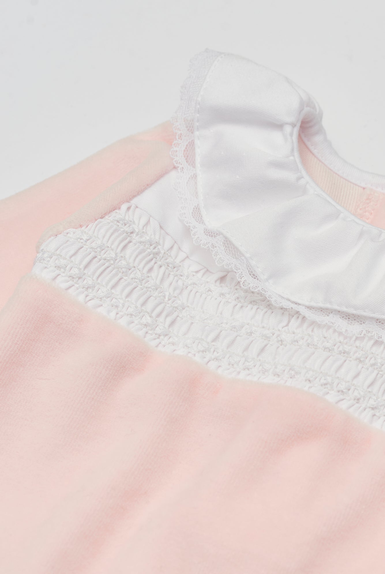 Der weiche und wärmespendende Strampler von AMIO Firenze mit Spitzen-Kragen und Schleife ist der perfekte Begleiter für den Alltag in der kalten Jahreszeit. Maximaler Tragekomfort, gepaart mit einer herausragenden Passform aus Samt (Ciniglia). Das Modell hat einen praktischen Schnitt, um etwa die Windel schnell und unkompliziert wechseln zu können. Ein AMIO Firenze Must-Have für jede Grundausstattung.
Höchste Qualität, bestes Preis-Leistungs-Verhältnis MADE IN ITALY.