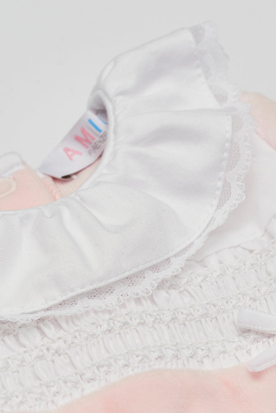 Der weiche und wärmespendende Strampler von AMIO Firenze mit Spitzen-Kragen und Schleife ist der perfekte Begleiter für den Alltag in der kalten Jahreszeit. Maximaler Tragekomfort, gepaart mit einer herausragenden Passform aus Samt (Ciniglia). Das Modell hat einen praktischen Schnitt, um etwa die Windel schnell und unkompliziert wechseln zu können. Ein AMIO Firenze Must-Have für jede Grundausstattung.
Höchste Qualität, bestes Preis-Leistungs-Verhältnis MADE IN ITALY.