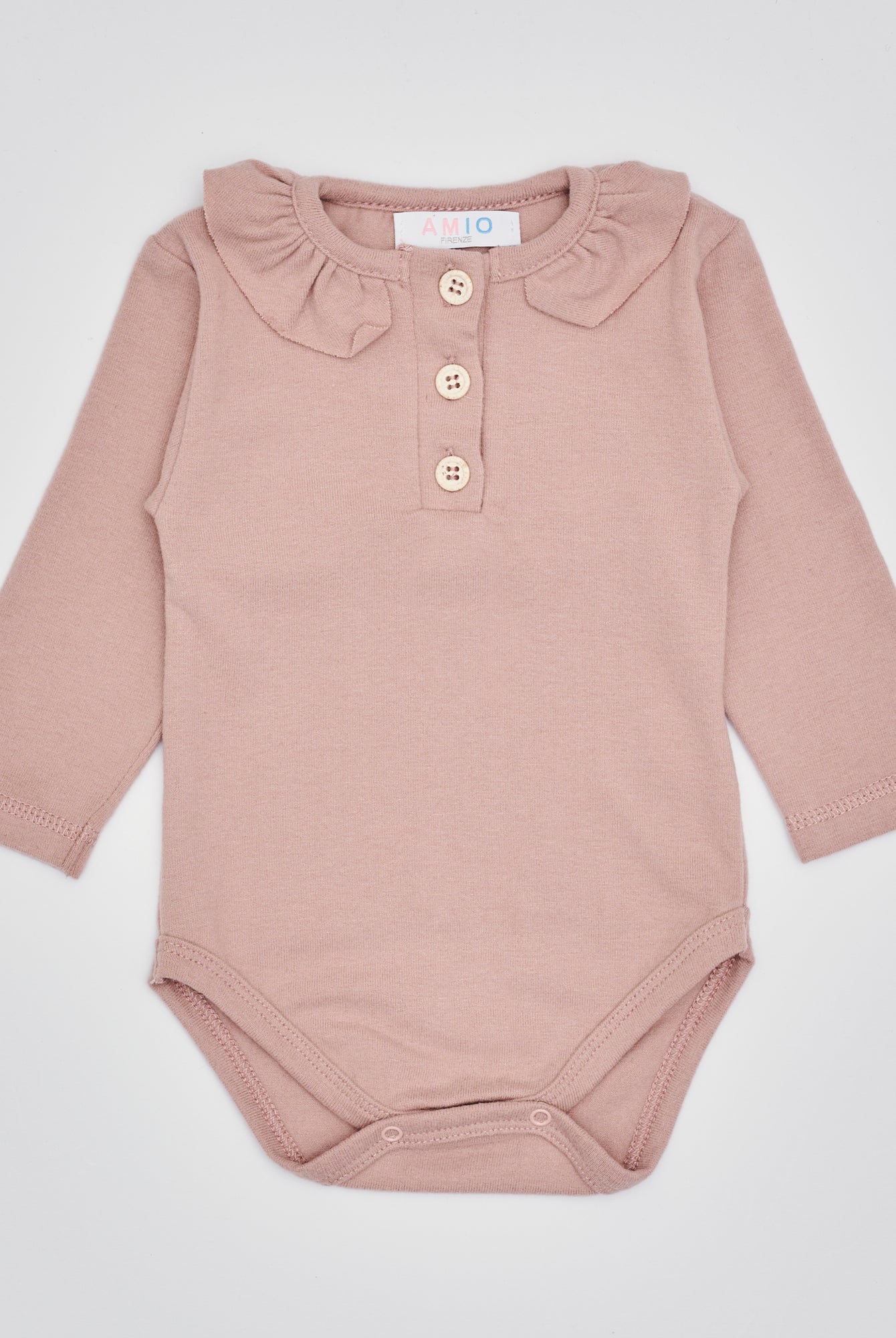 Der langarmige Body hat eine perfekte Passform. Kundinnen und Kunden vertrauen auf unseren Schnitt, da die flachen Knöpfe ein unkompliziertes und schnelles Anziehen ermöglichen. Die "flanellartige" Innenseite wurde speziell für zarte Kinderhaut konzipiert und bietet ein besonders sanftes Trageerlebnis. Ein großer Vorteil der flanellartigen Innenseite ist, dass die Kinder weniger schwitzen. Der Kragen verleiht dem Body ein edles Design, sodass man diesen auch zu besonderen Anlässen tragen kann.