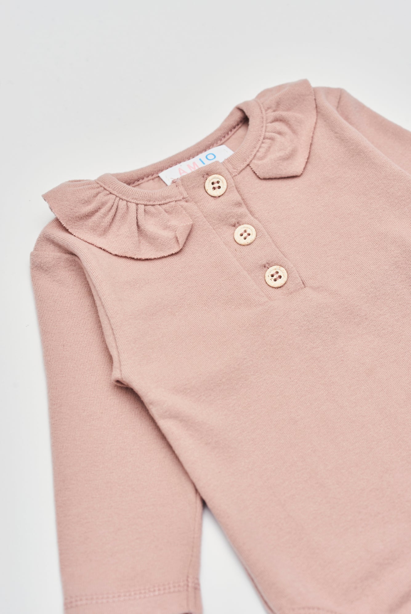 Der langarmige Body hat eine perfekte Passform. Kundinnen und Kunden vertrauen auf unseren Schnitt, da die flachen Knöpfe ein unkompliziertes und schnelles Anziehen ermöglichen. Die "flanellartige" Innenseite wurde speziell für zarte Kinderhaut konzipiert und bietet ein besonders sanftes Trageerlebnis. Ein großer Vorteil der flanellartigen Innenseite ist, dass die Kinder weniger schwitzen. Der Kragen verleiht dem Body ein edles Design, sodass man diesen auch zu besonderen Anlässen tragen kann.