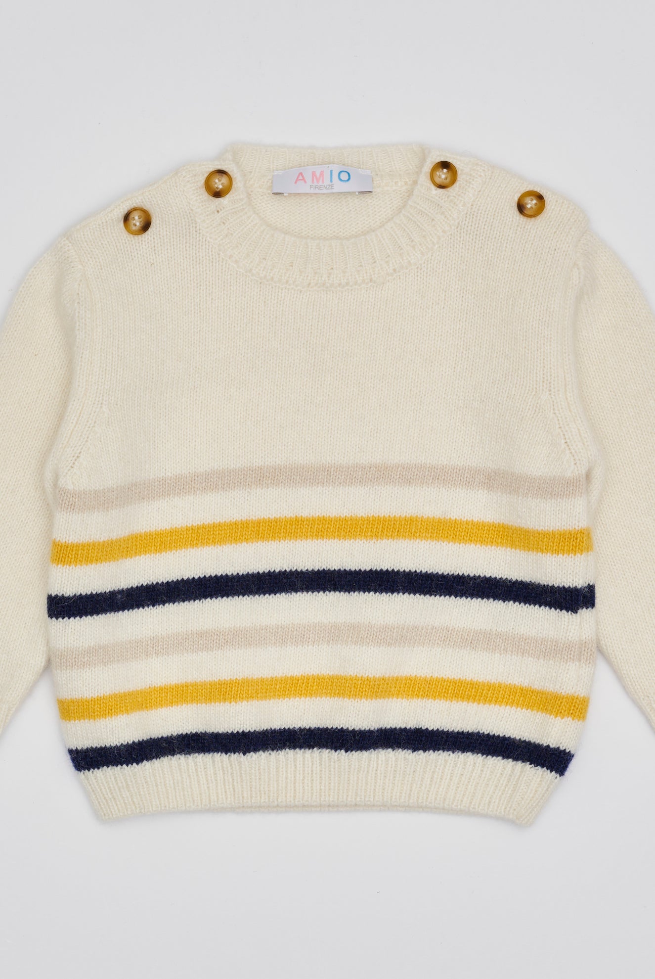 Der weiche und wärmespendende Strickpullover von AMIO Firenze ist der perfekte Begleiter für die kalte Jahreszeit. Vielseitig kombinierbar und aufgrund der Materialzusammensetzung strapazierfähig für den Alltag. Maximaler Tragekomfort, gepaart mit einer herausragenden Passform. Das moderne Design macht den Pullover vielseitig kombinierbar, ob sportlich oder elegant.
Höchste Qualität, bestes Preis-Leistungs-Verhältnis MADE IN ITALY.