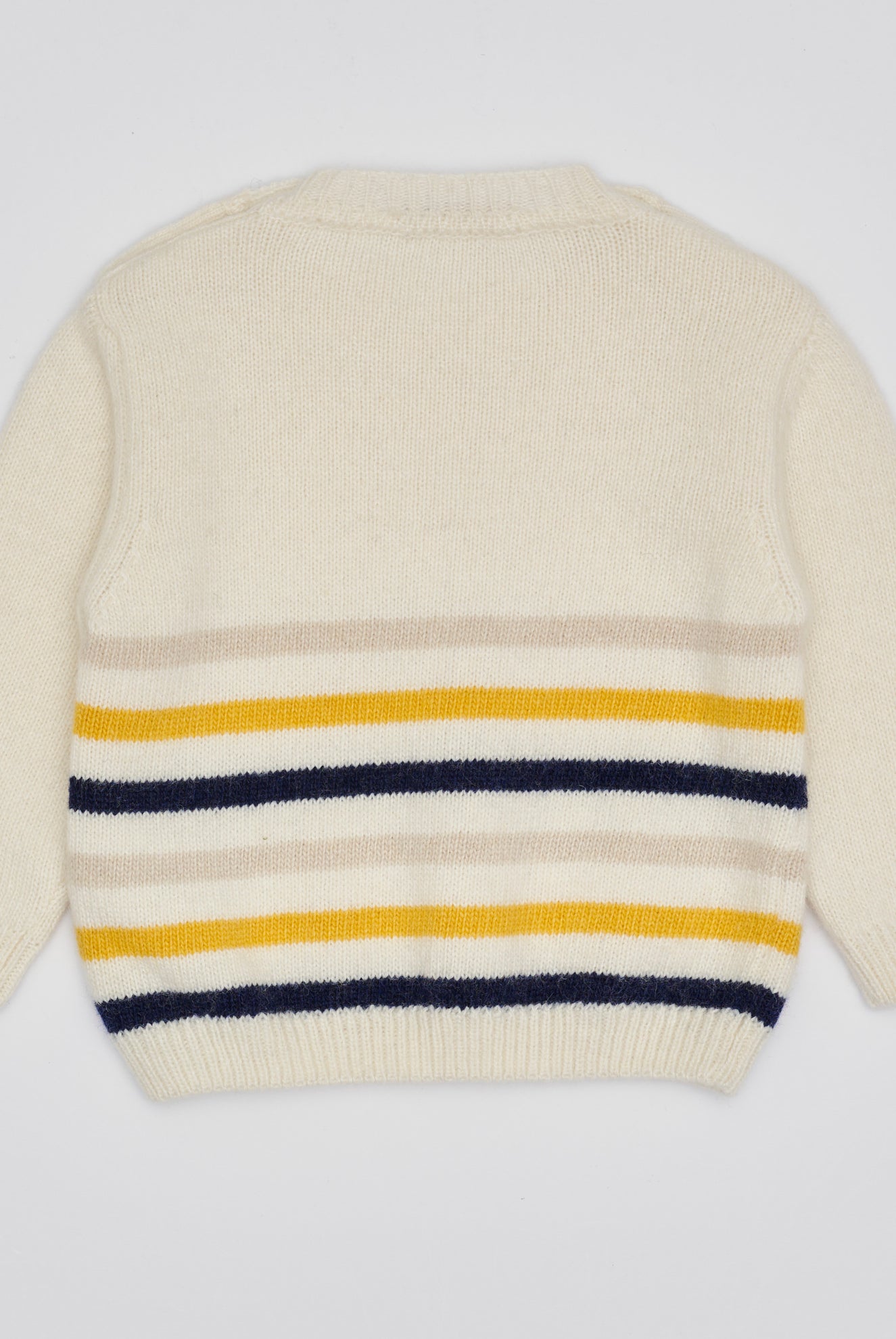 Der weiche und wärmespendende Strickpullover von AMIO Firenze ist der perfekte Begleiter für die kalte Jahreszeit. Vielseitig kombinierbar und aufgrund der Materialzusammensetzung strapazierfähig für den Alltag. Maximaler Tragekomfort, gepaart mit einer herausragenden Passform. Das moderne Design macht den Pullover vielseitig kombinierbar, ob sportlich oder elegant.
Höchste Qualität, bestes Preis-Leistungs-Verhältnis MADE IN ITALY.