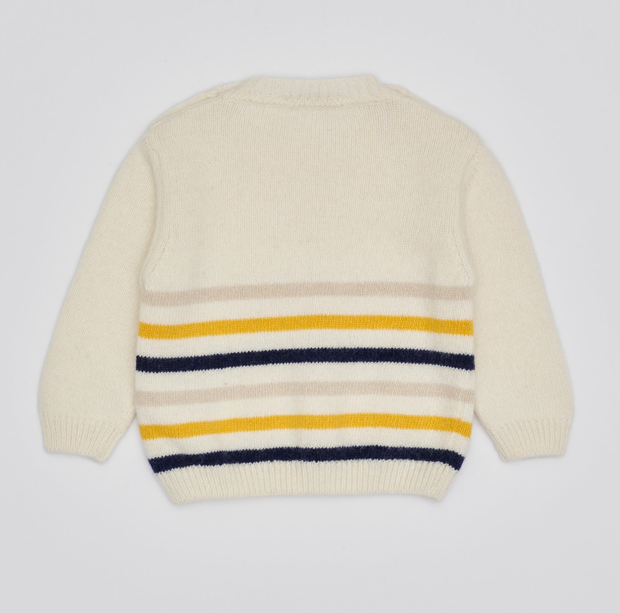 Der weiche und wärmespendende Strickpullover von AMIO Firenze ist der perfekte Begleiter für die kalte Jahreszeit. Vielseitig kombinierbar und aufgrund der Materialzusammensetzung strapazierfähig für den Alltag. Maximaler Tragekomfort, gepaart mit einer herausragenden Passform. Das moderne Design macht den Pullover vielseitig kombinierbar, ob sportlich oder elegant.
Höchste Qualität, bestes Preis-Leistungs-Verhältnis MADE IN ITALY.