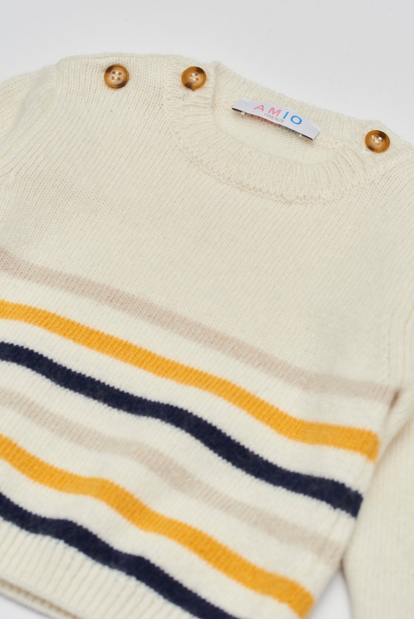 Der weiche und wärmespendende Strickpullover von AMIO Firenze ist der perfekte Begleiter für die kalte Jahreszeit. Vielseitig kombinierbar und aufgrund der Materialzusammensetzung strapazierfähig für den Alltag. Maximaler Tragekomfort, gepaart mit einer herausragenden Passform. Das moderne Design macht den Pullover vielseitig kombinierbar, ob sportlich oder elegant.
Höchste Qualität, bestes Preis-Leistungs-Verhältnis MADE IN ITALY.