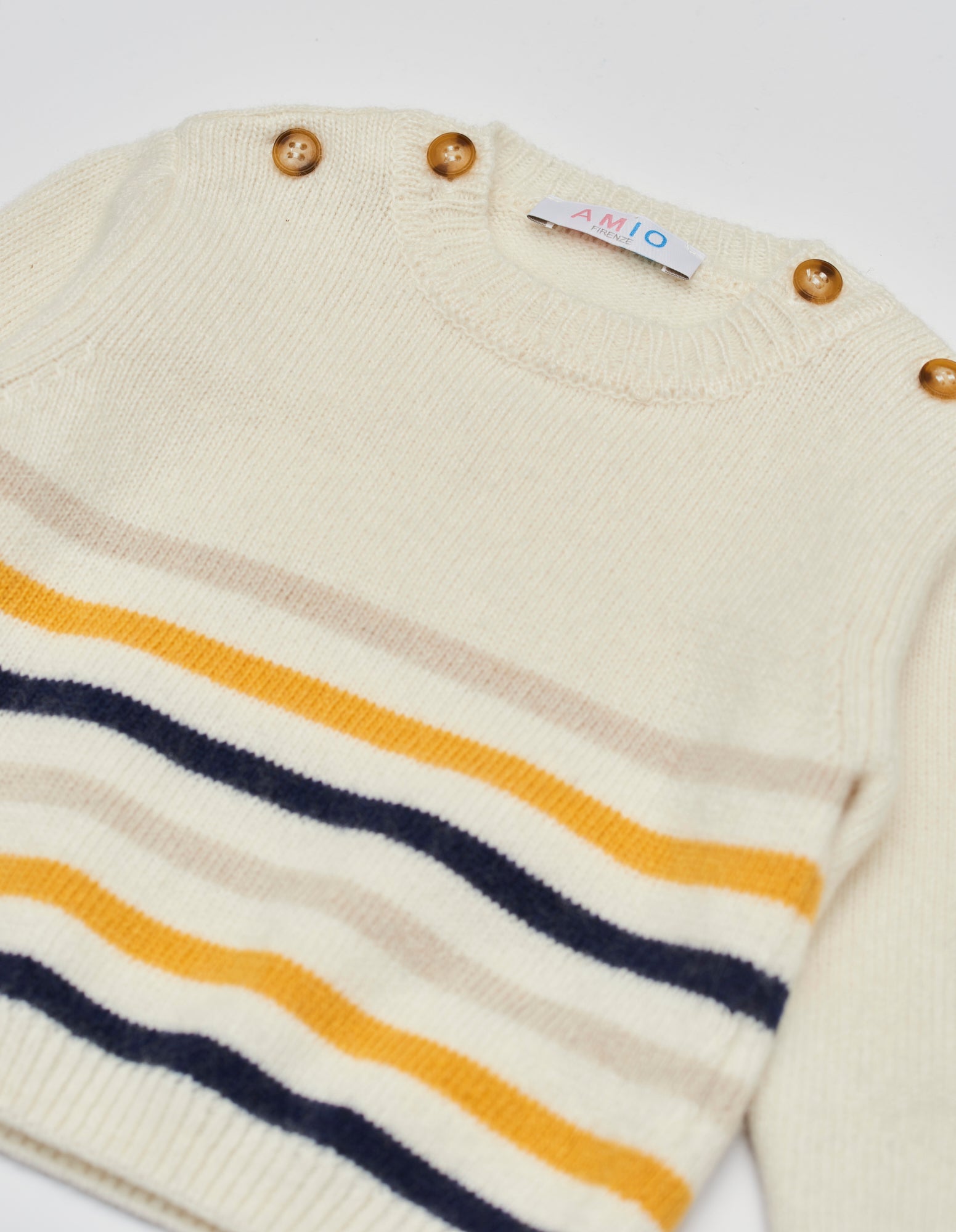 Der weiche und wärmespendende Strickpullover von AMIO Firenze ist der perfekte Begleiter für die kalte Jahreszeit. Vielseitig kombinierbar und aufgrund der Materialzusammensetzung strapazierfähig für den Alltag. Maximaler Tragekomfort, gepaart mit einer herausragenden Passform. Das moderne Design macht den Pullover vielseitig kombinierbar, ob sportlich oder elegant.
Höchste Qualität, bestes Preis-Leistungs-Verhältnis MADE IN ITALY.