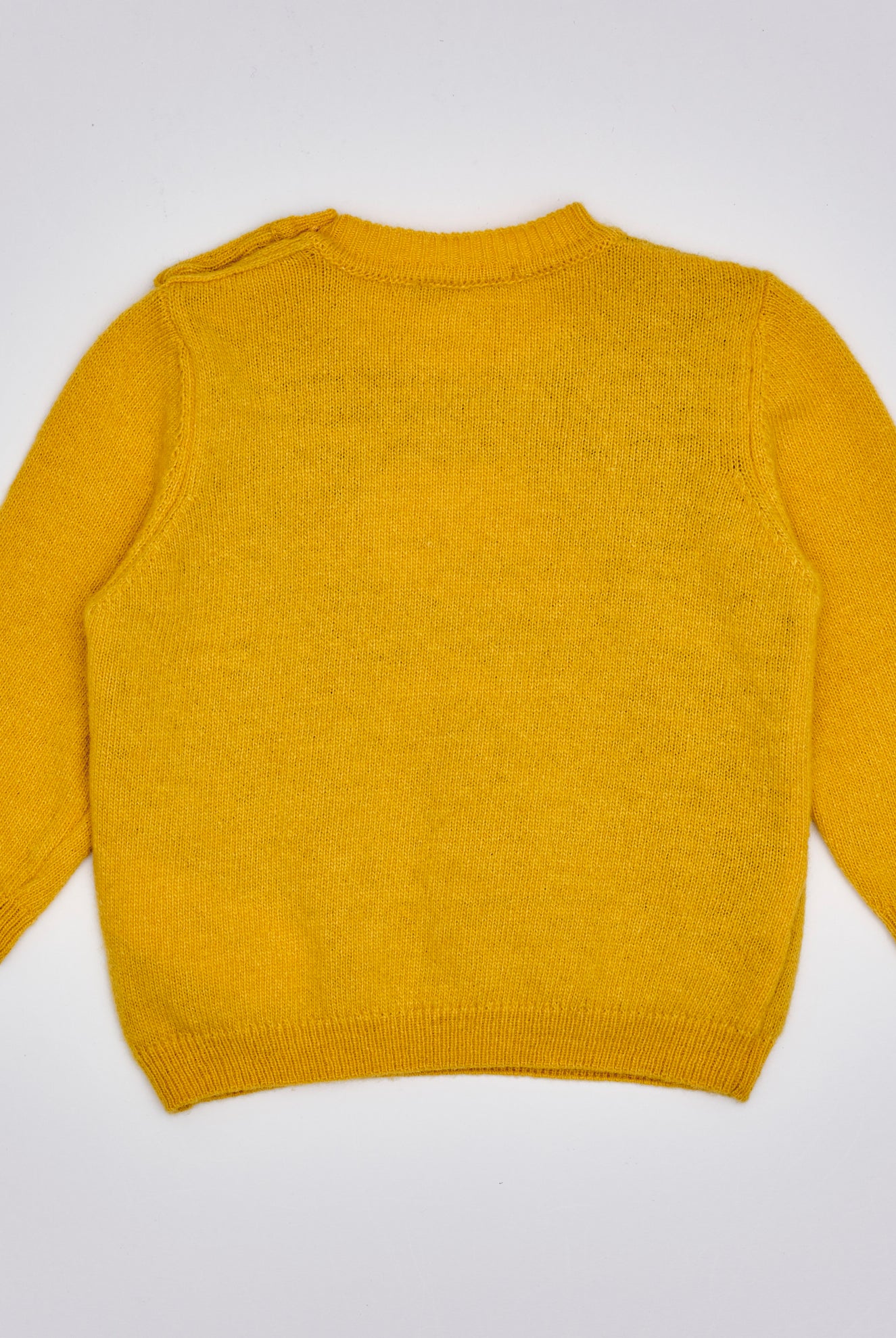 Der weiche und wärmespendende Strickpullover von AMIO Firenze ist der perfekte Begleiter für die kalte Jahreszeit. Vielseitig kombinierbar und aufgrund der Materialzusammensetzung strapazierfähig für den Alltag. Maximaler Tragekomfort, gepaart mit einer herausragenden Passform. Das moderne Design macht den Pullover vielseitig kombinierbar, ob sportlich oder elegant.
Höchste Qualität, bestes Preis-Leistungs-Verhältnis MADE IN ITALY.