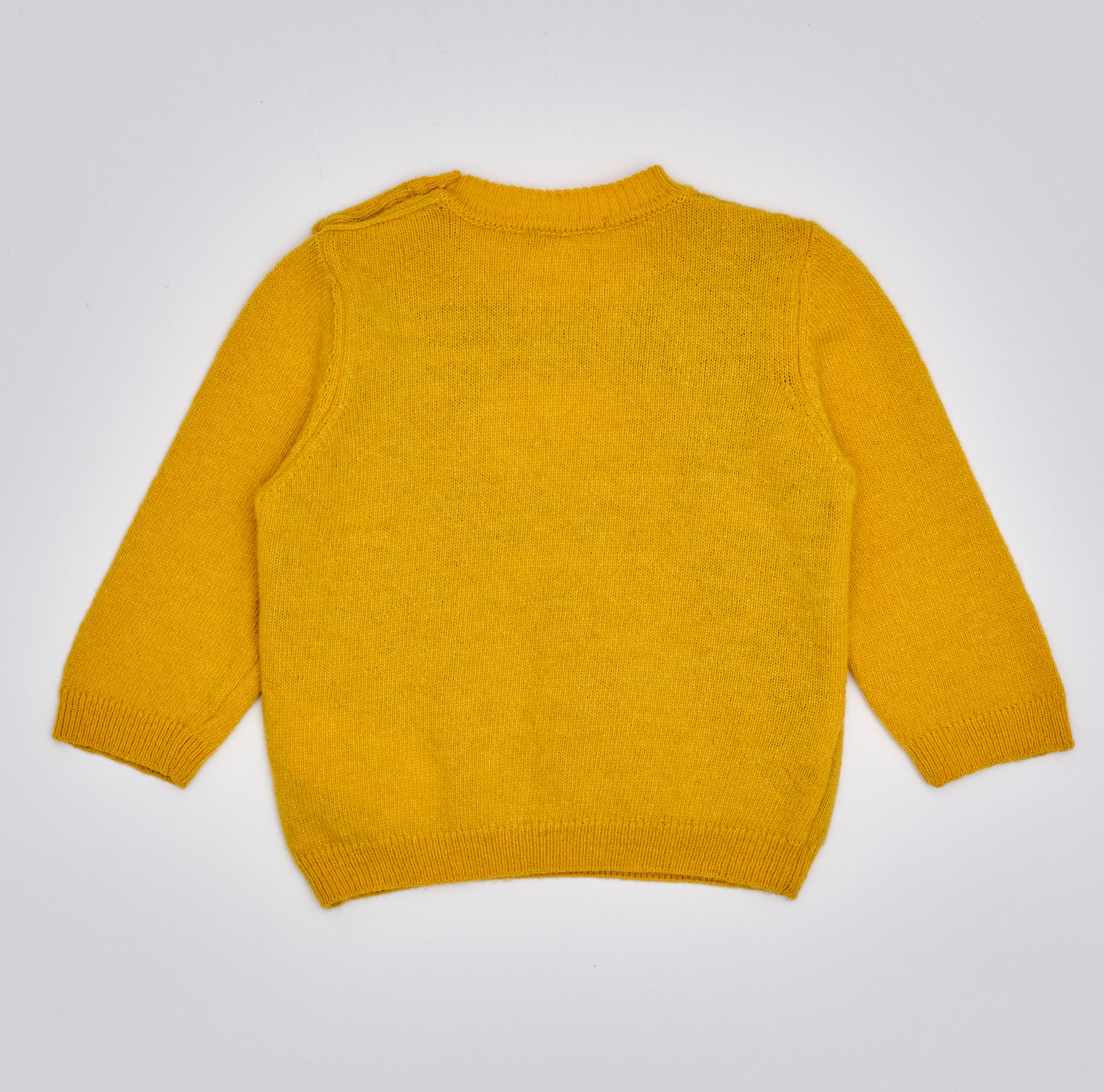 Der weiche und wärmespendende Strickpullover von AMIO Firenze ist der perfekte Begleiter für die kalte Jahreszeit. Vielseitig kombinierbar und aufgrund der Materialzusammensetzung strapazierfähig für den Alltag. Maximaler Tragekomfort, gepaart mit einer herausragenden Passform. Das moderne Design macht den Pullover vielseitig kombinierbar, ob sportlich oder elegant.
Höchste Qualität, bestes Preis-Leistungs-Verhältnis MADE IN ITALY.