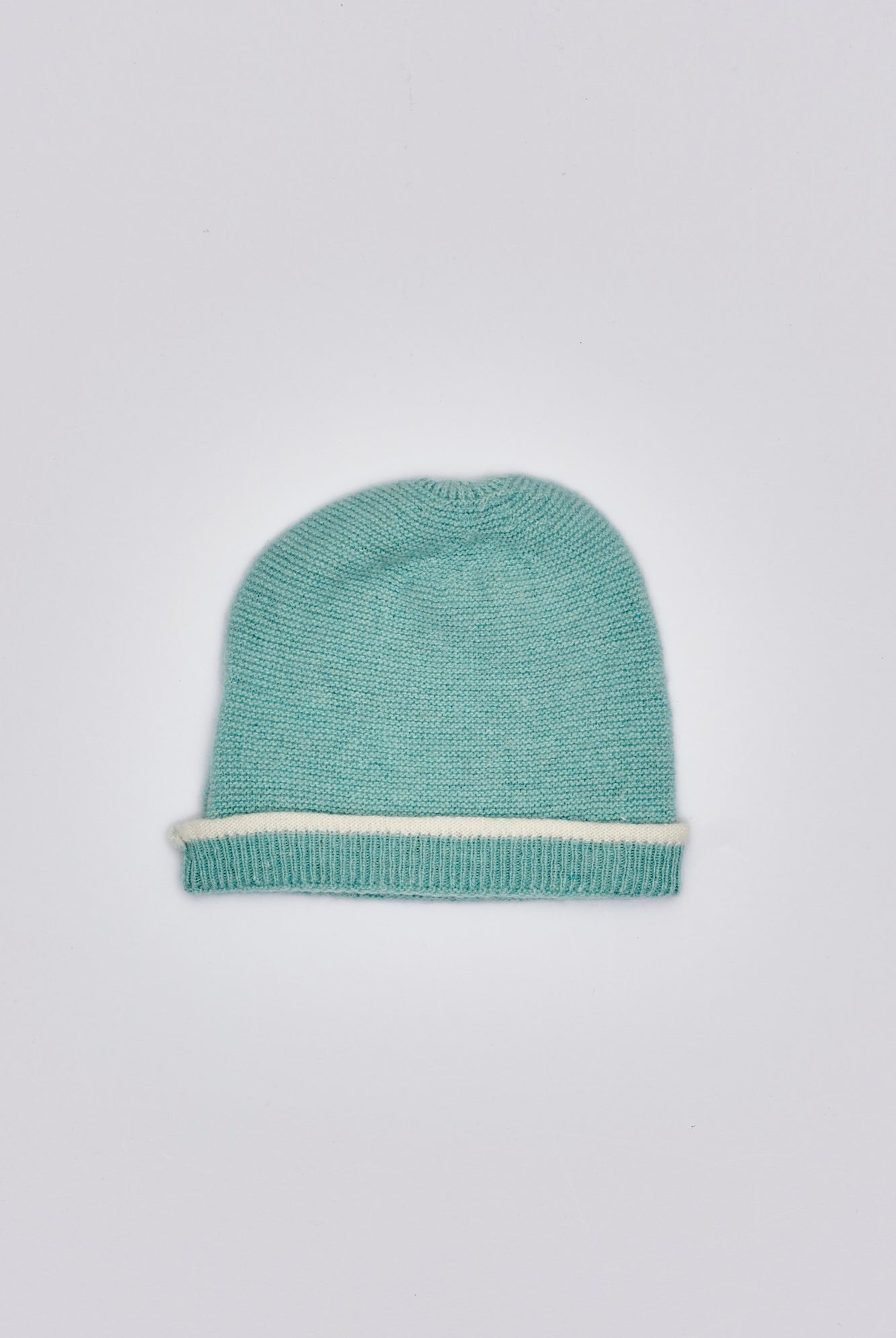 Die weiche und wärmespendende Strickmütze von AMIO Firenze ist das perfekte Accessoire für die kalte Jahreszeit. Maximaler Tragekomfort, gepaart mit einer herausragenden Passform. Die Materialzusammensetzung macht die Mütze elastisch und lässt diese auch mitwachsen. Der Mützenumschlag lässt sich auch nach unten klappen, sodass man mindestens eine weitere Größe gewinnt.
Höchste Qualität, bestes Preis-Leistungs-Verhältnis MADE IN ITALY.