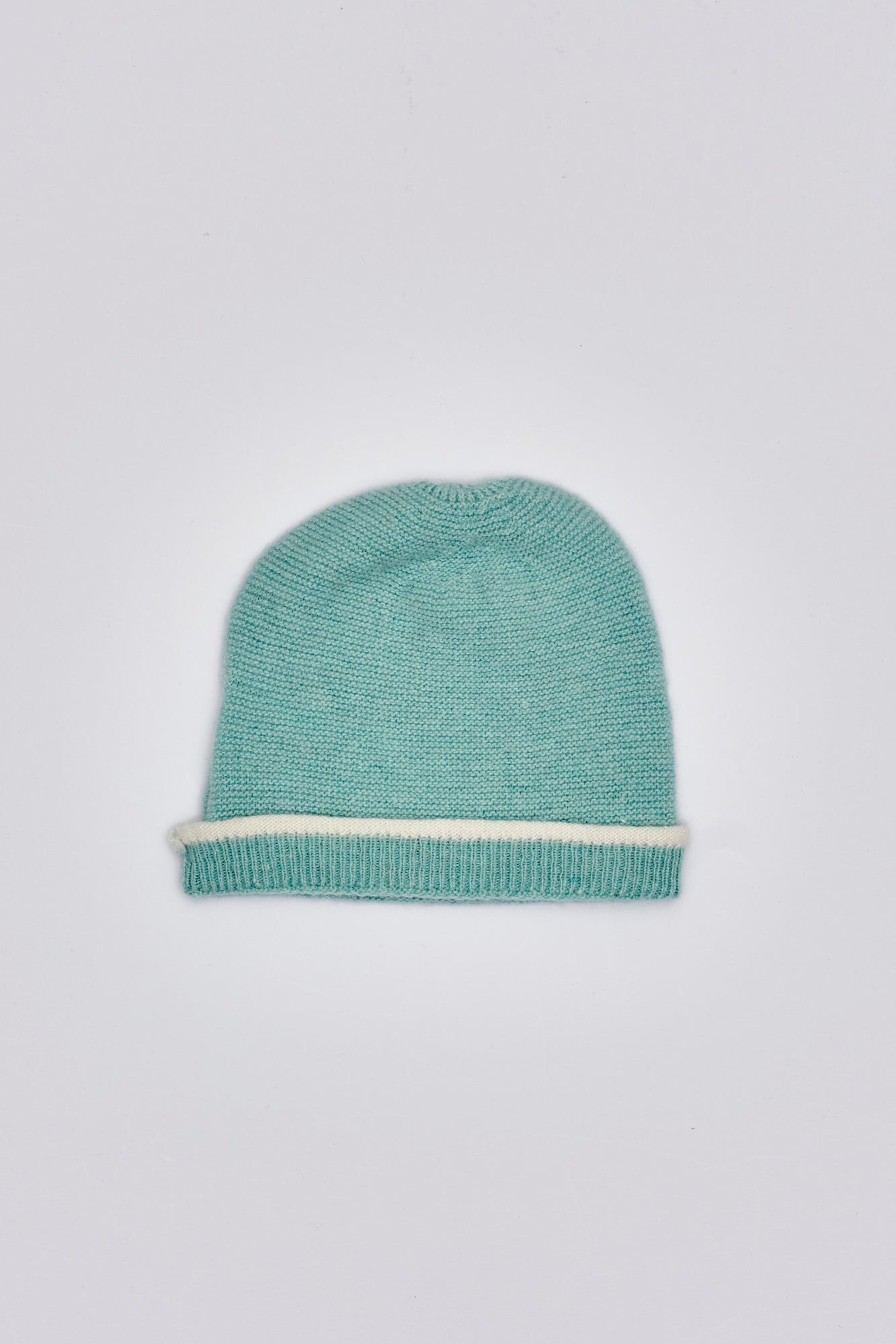 Die weiche und wärmespendende Strickmütze von AMIO Firenze ist das perfekte Accessoire für die kalte Jahreszeit. Maximaler Tragekomfort, gepaart mit einer herausragenden Passform. Die Materialzusammensetzung macht die Mütze elastisch und lässt diese auch mitwachsen. Der Mützenumschlag lässt sich auch nach unten klappen, sodass man mindestens eine weitere Größe gewinnt.
Höchste Qualität, bestes Preis-Leistungs-Verhältnis MADE IN ITALY.