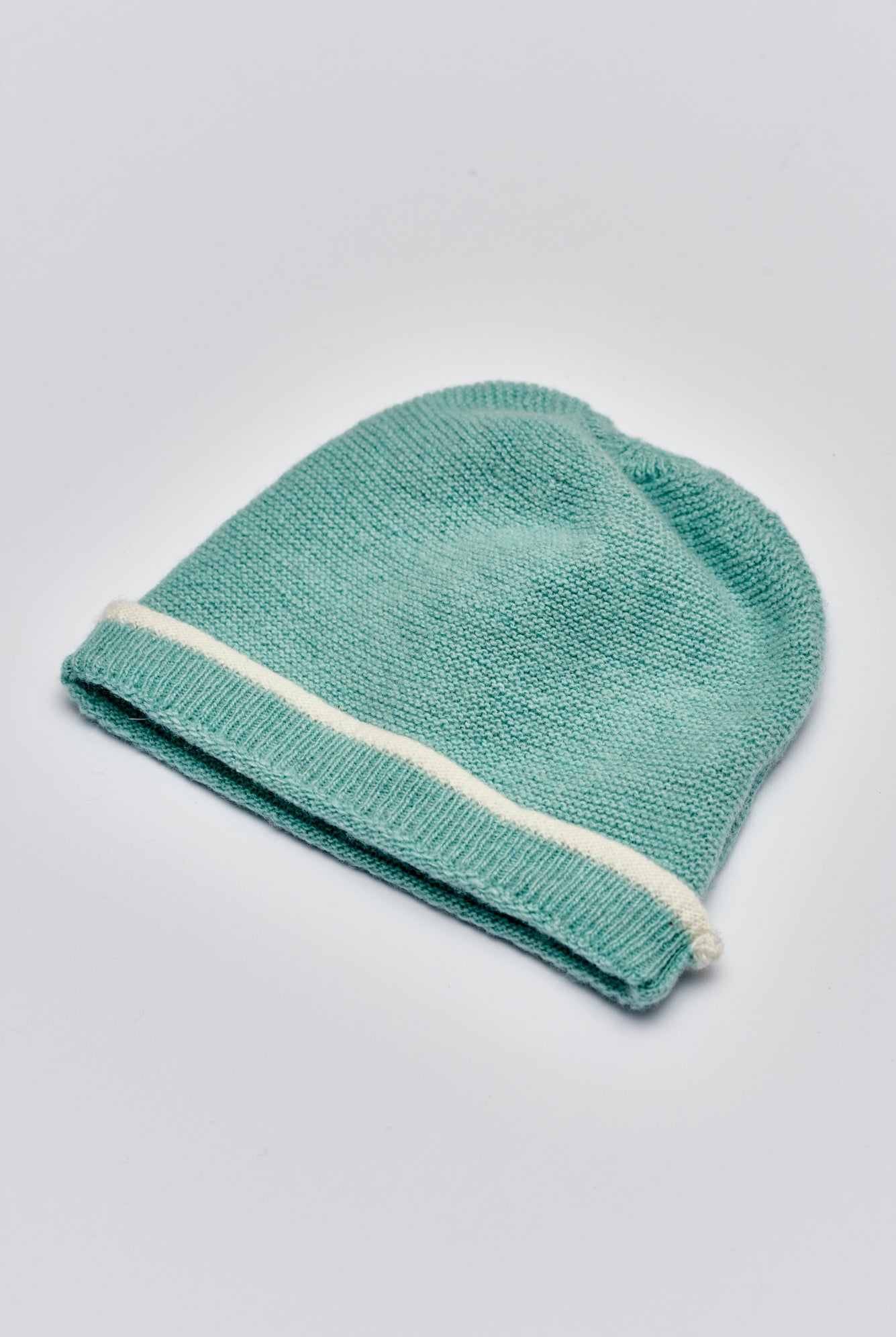 Die weiche und wärmespendende Strickmütze von AMIO Firenze ist das perfekte Accessoire für die kalte Jahreszeit. Maximaler Tragekomfort, gepaart mit einer herausragenden Passform. Die Materialzusammensetzung macht die Mütze elastisch und lässt diese auch mitwachsen. Der Mützenumschlag lässt sich auch nach unten klappen, sodass man mindestens eine weitere Größe gewinnt.
Höchste Qualität, bestes Preis-Leistungs-Verhältnis MADE IN ITALY.