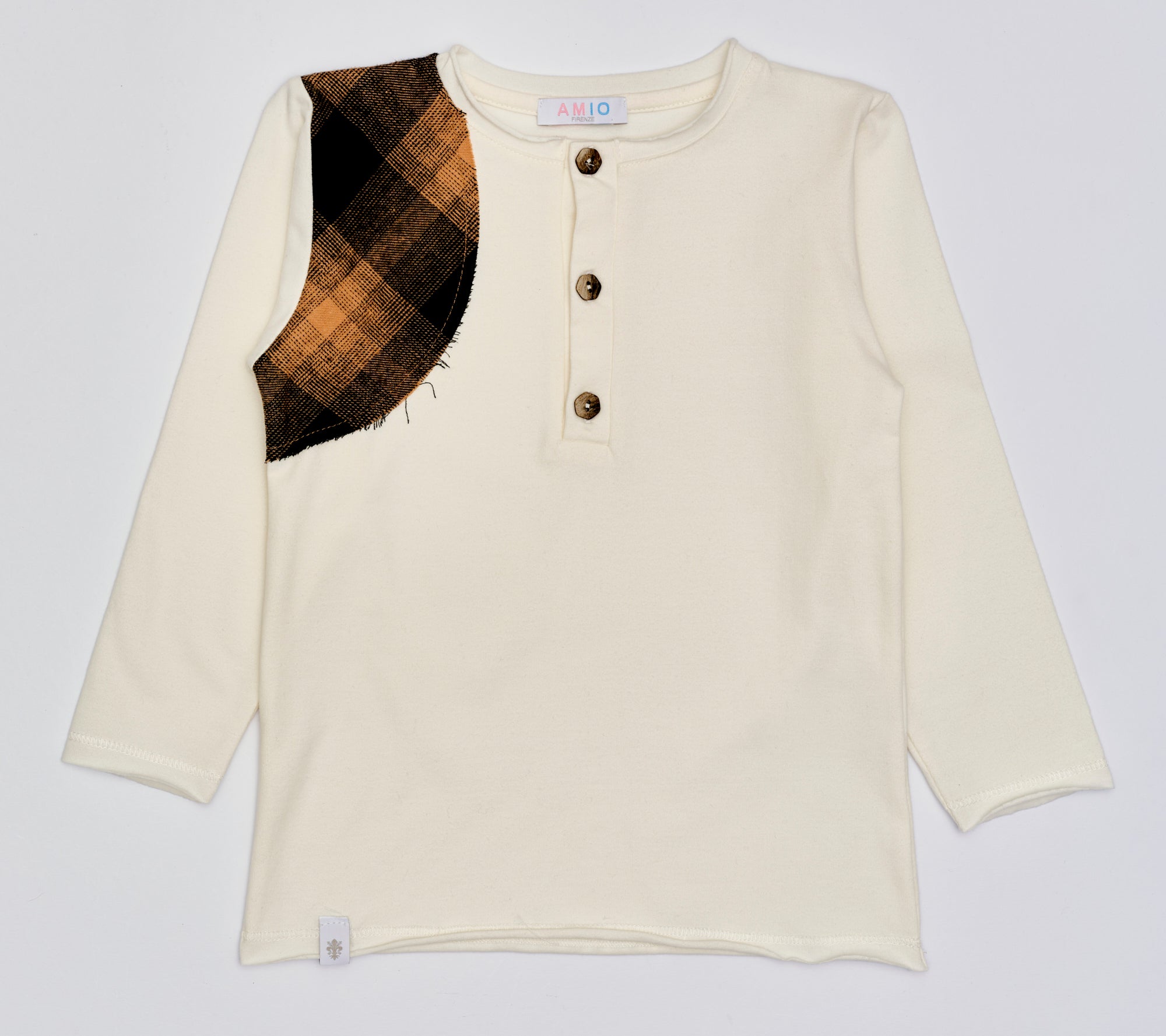 Das Shirt für Jungen von AMIO Firenze ist aus weicher Baumwolle gefertigt und bietet durch das Innenflanell ein äußerst angenehmes Tragegefühl. Die verzierte Schulter verleiht dem Langarmshirt einen besonders stilvollen Touch.
Höchste Qualität, bestes Preis-Leistungs-Verhältnis MADE IN ITALY.