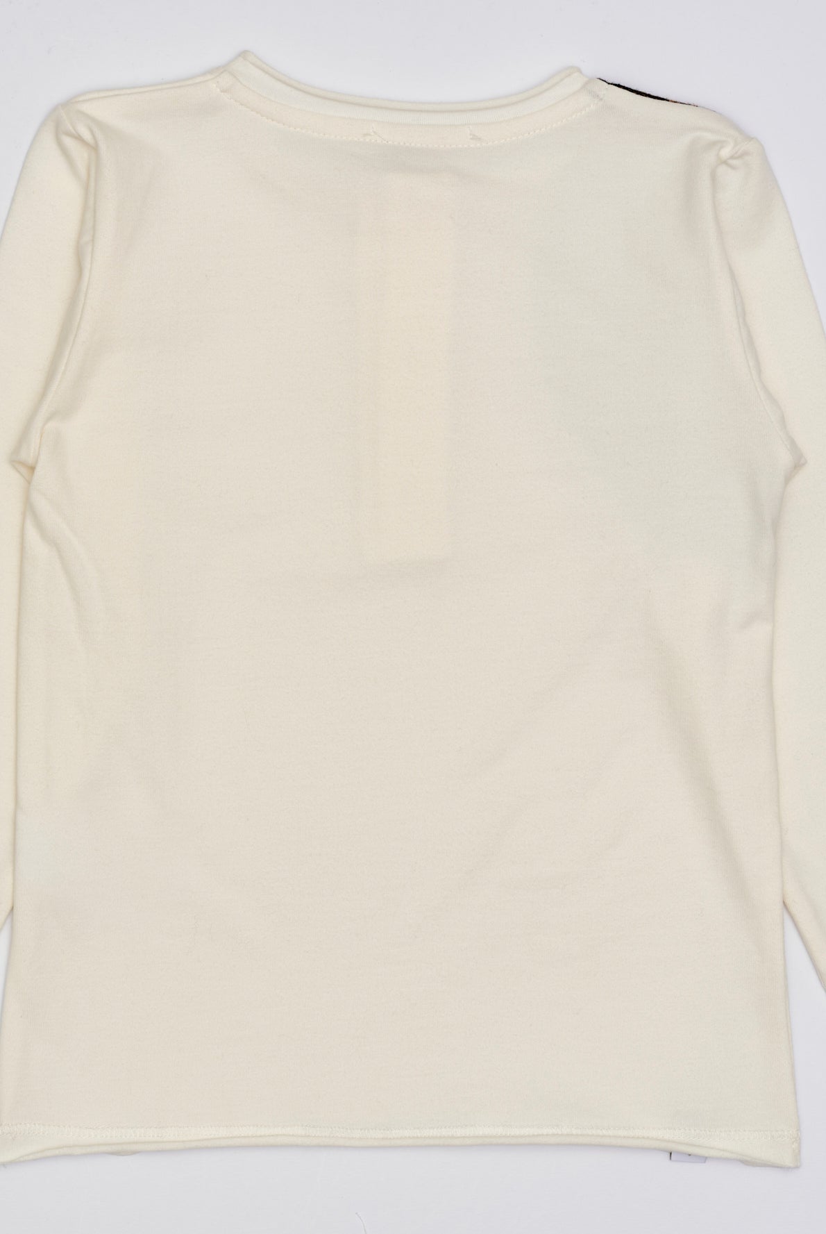 Das Shirt für Jungen von AMIO Firenze ist aus weicher Baumwolle gefertigt und bietet durch das Innenflanell ein äußerst angenehmes Tragegefühl. Die verzierte Schulter verleiht dem Langarmshirt einen besonders stilvollen Touch.
Höchste Qualität, bestes Preis-Leistungs-Verhältnis MADE IN ITALY.