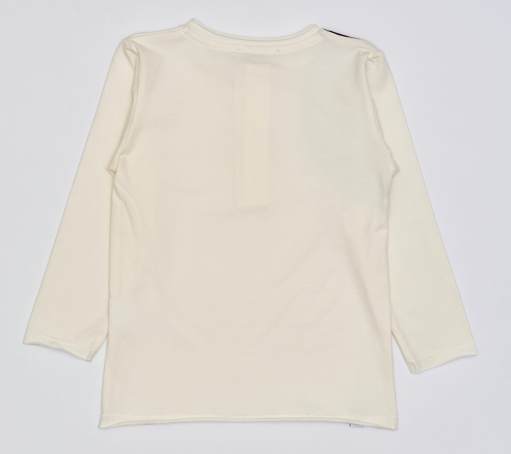 Das Shirt für Jungen von AMIO Firenze ist aus weicher Baumwolle gefertigt und bietet durch das Innenflanell ein äußerst angenehmes Tragegefühl. Die verzierte Schulter verleiht dem Langarmshirt einen besonders stilvollen Touch.
Höchste Qualität, bestes Preis-Leistungs-Verhältnis MADE IN ITALY.