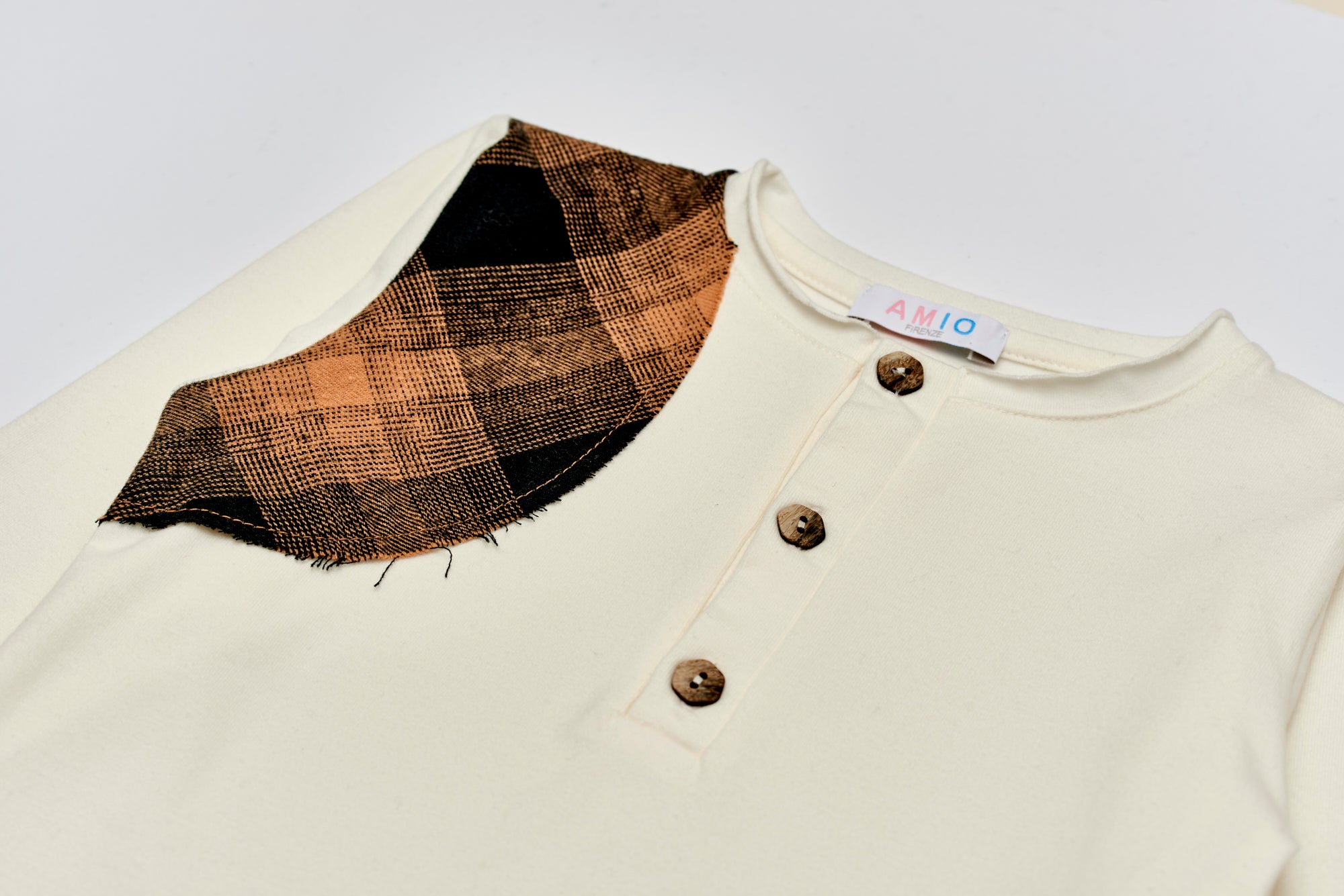 Das Shirt für Jungen von AMIO Firenze ist aus weicher Baumwolle gefertigt und bietet durch das Innenflanell ein äußerst angenehmes Tragegefühl. Die verzierte Schulter verleiht dem Langarmshirt einen besonders stilvollen Touch.
Höchste Qualität, bestes Preis-Leistungs-Verhältnis MADE IN ITALY.