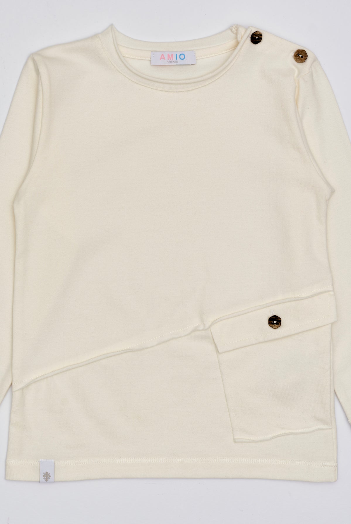 Das Shirt für Jungen von AMIO Firenze ist aus weicher Baumwolle gefertigt und bietet durch das Innenflanell ein äußerst angenehmes Tragegefühl. Die angebrachte Tasche verleiht dem Langarmshirt einen besonders stilvollen Touch.
Höchste Qualität, bestes Preis-Leistungs-Verhältnis MADE IN ITALY.