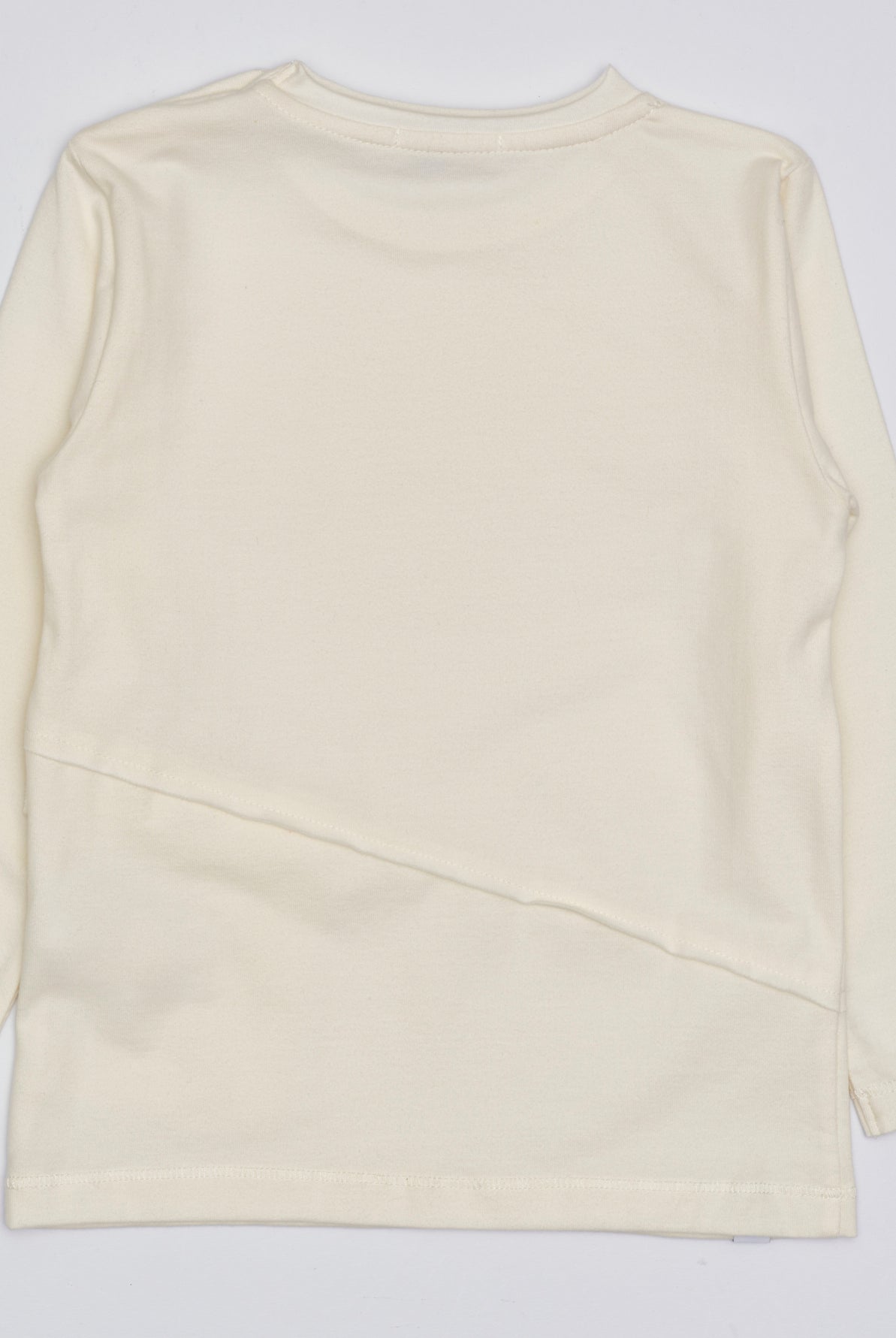 Das Shirt für Jungen von AMIO Firenze ist aus weicher Baumwolle gefertigt und bietet durch das Innenflanell ein äußerst angenehmes Tragegefühl. Die angebrachte Tasche verleiht dem Langarmshirt einen besonders stilvollen Touch.
Höchste Qualität, bestes Preis-Leistungs-Verhältnis MADE IN ITALY.