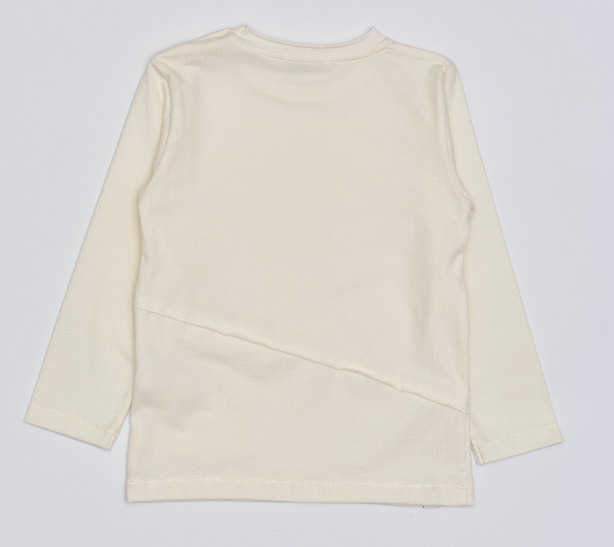 Das Shirt für Jungen von AMIO Firenze ist aus weicher Baumwolle gefertigt und bietet durch das Innenflanell ein äußerst angenehmes Tragegefühl. Die angebrachte Tasche verleiht dem Langarmshirt einen besonders stilvollen Touch.
Höchste Qualität, bestes Preis-Leistungs-Verhältnis MADE IN ITALY.