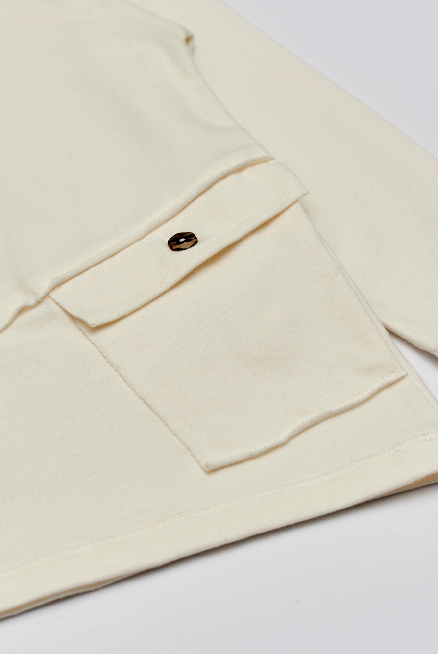 Das Shirt für Jungen von AMIO Firenze ist aus weicher Baumwolle gefertigt und bietet durch das Innenflanell ein äußerst angenehmes Tragegefühl. Die angebrachte Tasche verleiht dem Langarmshirt einen besonders stilvollen Touch.
Höchste Qualität, bestes Preis-Leistungs-Verhältnis MADE IN ITALY.