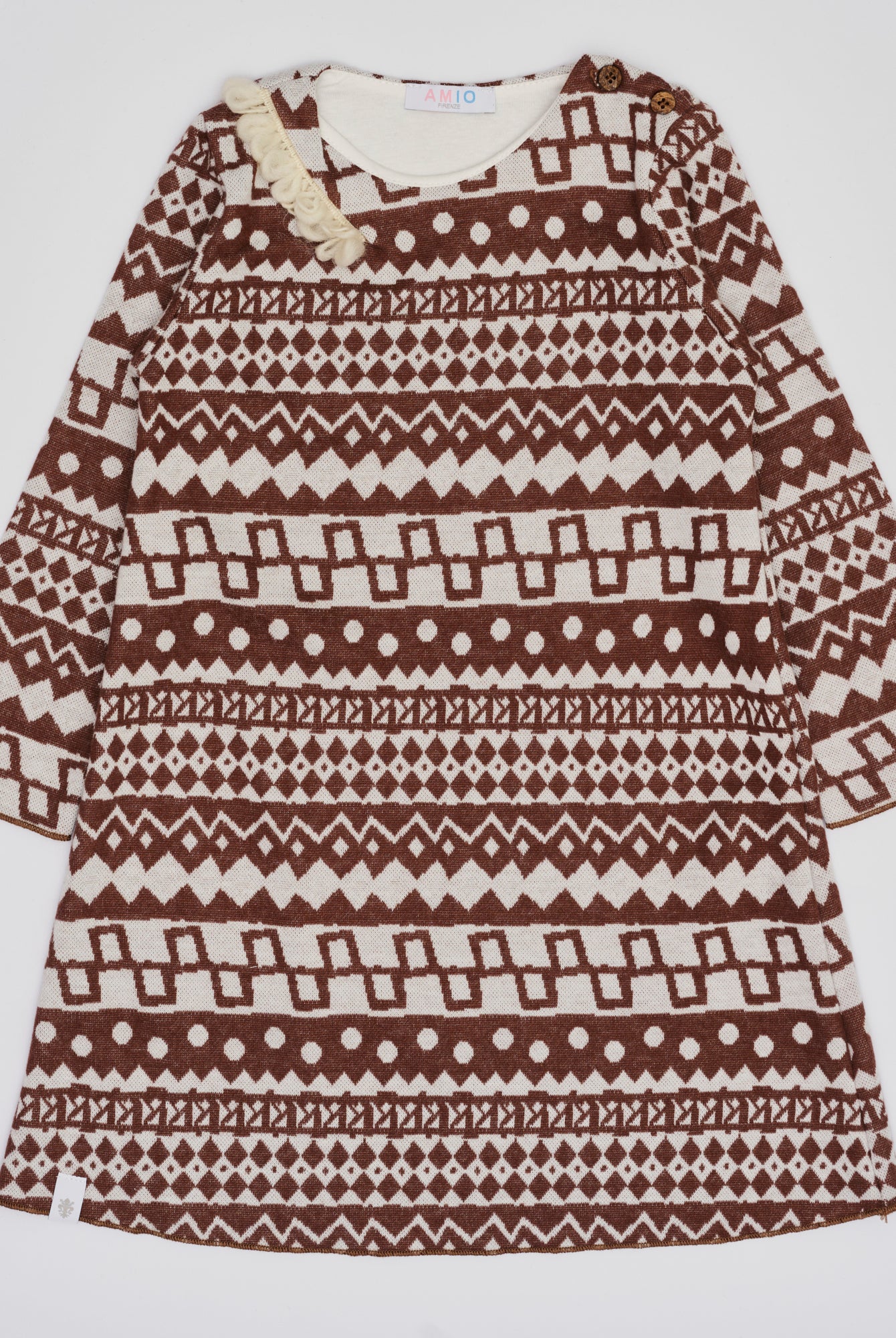 Dieses modische Kleid ist ein eleganter Blickfang im Alltag. Der weiche und wärmespendende Flanell-Baumwollstoff liegt besonders angenehm auf der Haut und sorgt für ein geschmeidiges Tragegefühl. Das moderne Design verleiht jedem Auftritt eine stilvolle Note.
Höchste Qualität, bestes Preis-Leistungs-Verhältnis MADE IN ITALY.