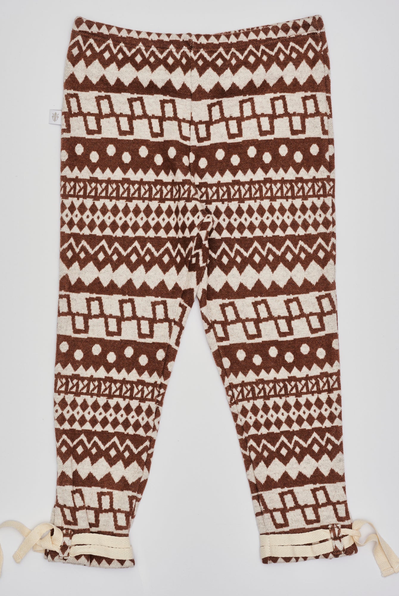Diese modische Leggings ist ein eleganter Blickfang im Alltag. Der weiche Flanell-Baumwollstoff liegt angenehm auf der Haut und sorgt für ein besonders geschmeidiges Tragegefühl. Das moderne Design verleiht jedem Auftritt eine stilvolle Note.
Höchste Qualität, bestes Preis-Leistungs-Verhältnis MADE IN ITALY.