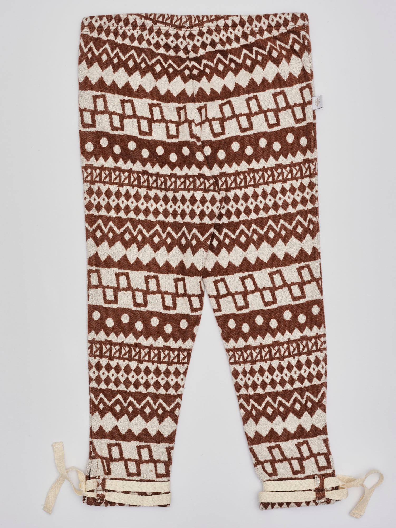 Diese modische Leggings ist ein eleganter Blickfang im Alltag. Der weiche Flanell-Baumwollstoff liegt angenehm auf der Haut und sorgt für ein besonders geschmeidiges Tragegefühl. Das moderne Design verleiht jedem Auftritt eine stilvolle Note.
Höchste Qualität, bestes Preis-Leistungs-Verhältnis MADE IN ITALY.