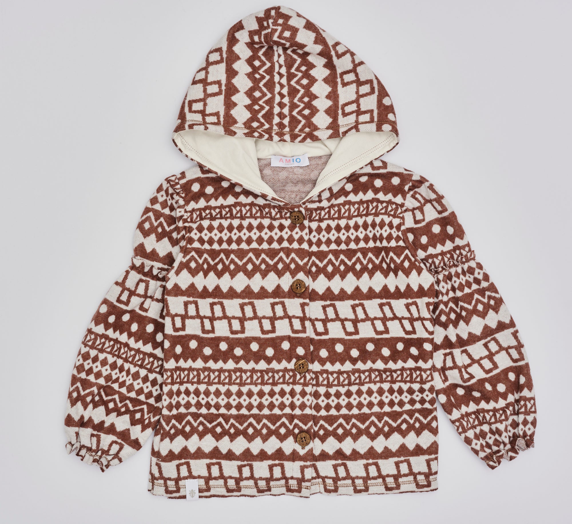 Dieser modische Cardigan ist ein eleganter Blickfang im Alltag. Der weiche und wärmespendende Flanell-Baumwollstoff liegt besonders angenehm auf der Haut und sorgt für ein geschmeidiges Tragegefühl. Das moderne Design verleiht jedem Auftritt eine stilvolle Note.
Höchste Qualität, bestes Preis-Leistungs-Verhältnis MADE IN ITALY.