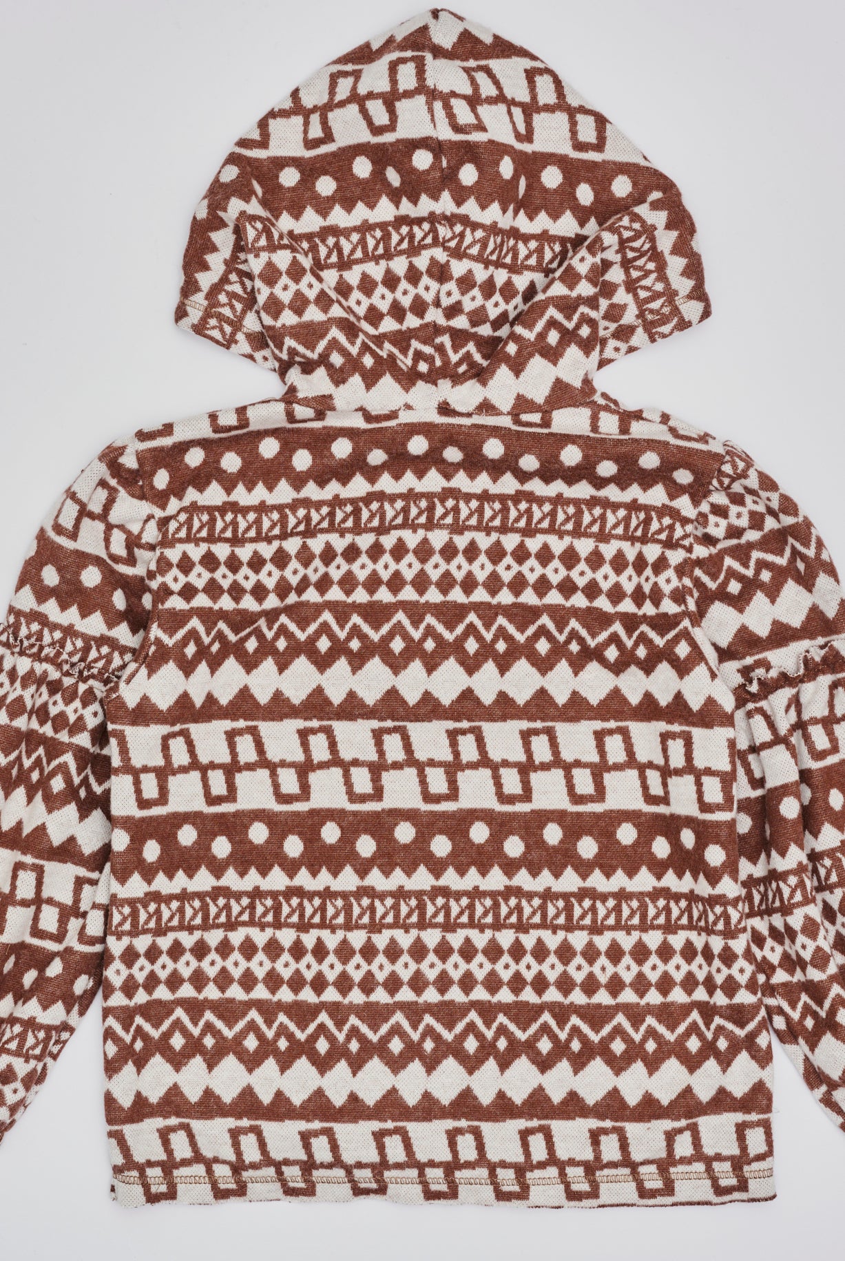 Dieser modische Cardigan ist ein eleganter Blickfang im Alltag. Der weiche und wärmespendende Flanell-Baumwollstoff liegt besonders angenehm auf der Haut und sorgt für ein geschmeidiges Tragegefühl. Das moderne Design verleiht jedem Auftritt eine stilvolle Note.
Höchste Qualität, bestes Preis-Leistungs-Verhältnis MADE IN ITALY.