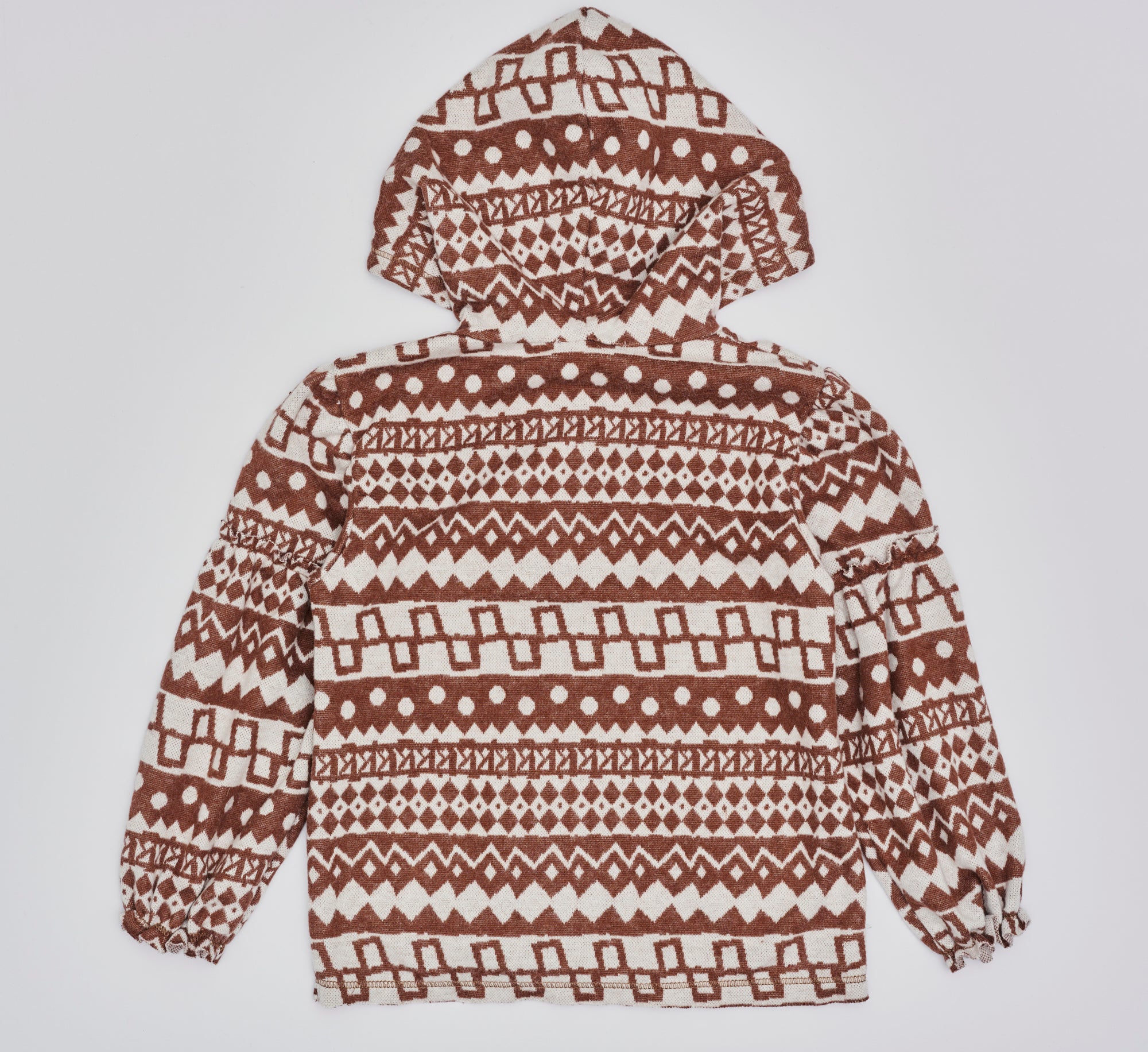 Dieser modische Cardigan ist ein eleganter Blickfang im Alltag. Der weiche und wärmespendende Flanell-Baumwollstoff liegt besonders angenehm auf der Haut und sorgt für ein geschmeidiges Tragegefühl. Das moderne Design verleiht jedem Auftritt eine stilvolle Note.
Höchste Qualität, bestes Preis-Leistungs-Verhältnis MADE IN ITALY.