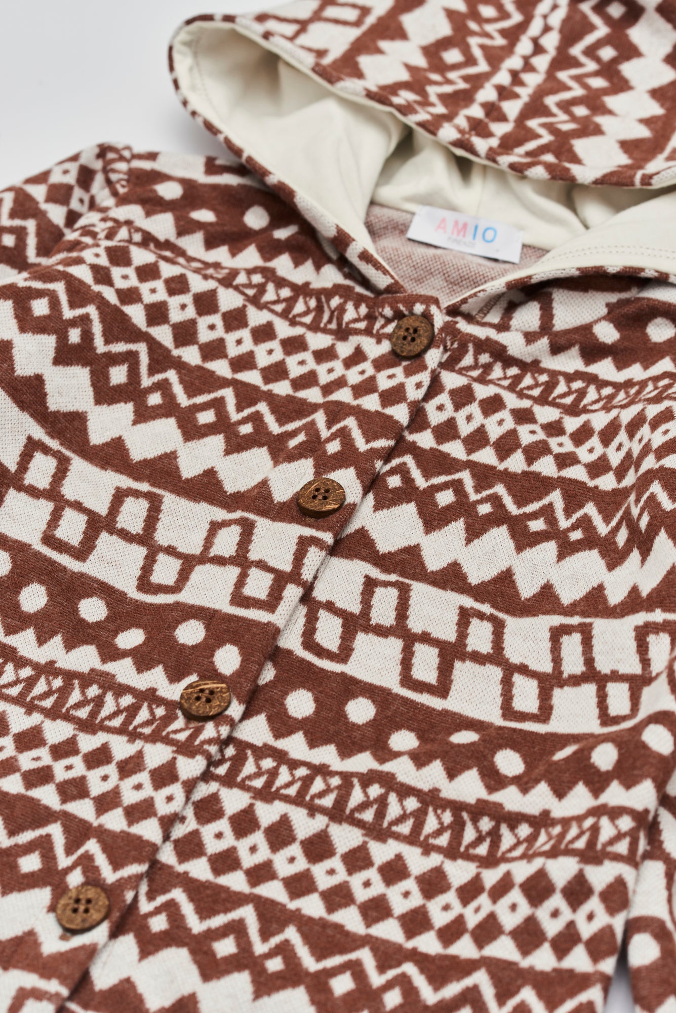 Dieser modische Cardigan ist ein eleganter Blickfang im Alltag. Der weiche und wärmespendende Flanell-Baumwollstoff liegt besonders angenehm auf der Haut und sorgt für ein geschmeidiges Tragegefühl. Das moderne Design verleiht jedem Auftritt eine stilvolle Note.
Höchste Qualität, bestes Preis-Leistungs-Verhältnis MADE IN ITALY.