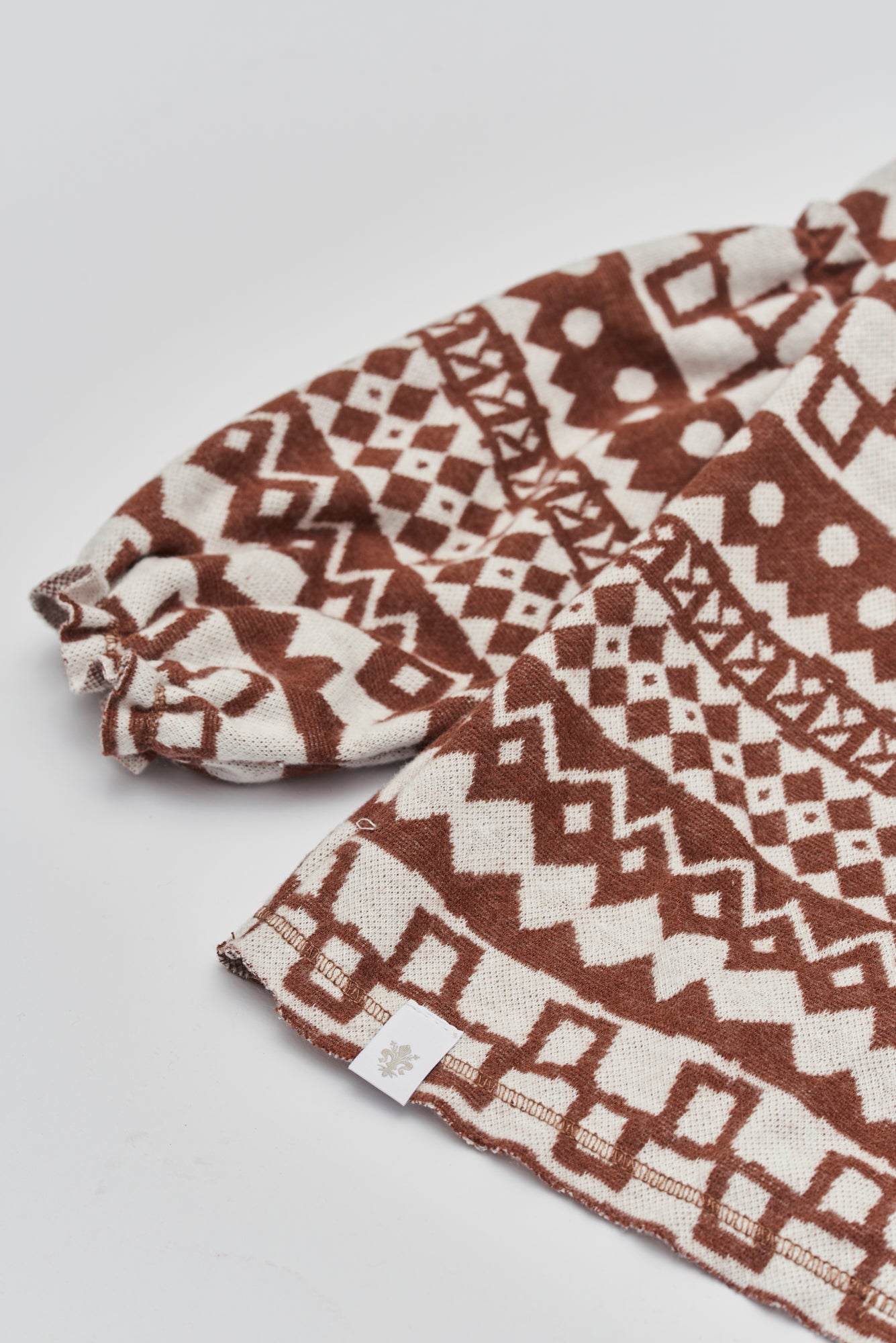 Dieser modische Cardigan ist ein eleganter Blickfang im Alltag. Der weiche und wärmespendende Flanell-Baumwollstoff liegt besonders angenehm auf der Haut und sorgt für ein geschmeidiges Tragegefühl. Das moderne Design verleiht jedem Auftritt eine stilvolle Note.
Höchste Qualität, bestes Preis-Leistungs-Verhältnis MADE IN ITALY.