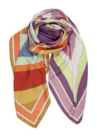 Verwöhnen Sie Ihre Sinne mit der luxuriösen Leichtigkeit italienischer Seide. Das AMIO Firenze Tuch wird aus feinstem Seidentwill gefertigt – einer edlen Gewebeart, die durch ihren dezenten Glanz und ihre geschmeidige Struktur besticht.

Mit kunstvoller, doppelseitiger Bedruckung präsentiert dieses Tuch zwei perfekt harmonierende Designs – für vielseitige Stylingmöglichkeiten und einen Hauch italienischer Raffinesse bei jedem Look.

Perfekt als hochwertiges Geschenk – zeitlos schön und luxuriös verpackt.