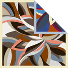 Verwöhnen Sie Ihre Sinne mit der luxuriösen Leichtigkeit italienischer Seide. Das AMIO Firenze Tuch wird aus feinstem Seidentwill gefertigt – einer edlen Gewebeart, die durch ihren dezenten Glanz und ihre geschmeidige Struktur besticht.

Mit kunstvoller, doppelseitiger Bedruckung präsentiert dieses Tuch zwei perfekt harmonierende Designs – für vielseitige Stylingmöglichkeiten und einen Hauch italienischer Raffinesse bei jedem Look.