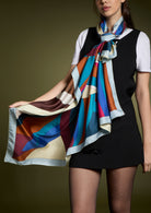 Verwöhnen Sie Ihre Sinne mit der luxuriösen Leichtigkeit italienischer Seide. Das AMIO Firenze Tuch wird aus feinstem Seidentwill gefertigt – einer edlen Gewebeart, die durch ihren dezenten Glanz und ihre geschmeidige Struktur besticht.

Mit kunstvoller, doppelseitiger Bedruckung präsentiert dieses Tuch zwei perfekt harmonierende Designs – für vielseitige Stylingmöglichkeiten und einen Hauch italienischer Raffinesse bei jedem Look.