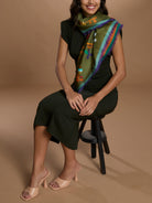 Verwöhnen Sie Ihre Sinne mit der luxuriösen Leichtigkeit italienischer Seide. Das AMIO Firenze Tuch wird aus feinstem Seidentwill gefertigt – einer edlen Gewebeart, die durch ihren dezenten Glanz und ihre geschmeidige Struktur besticht.

Mit kunstvoller, doppelseitiger Bedruckung präsentiert dieses Tuch zwei perfekt harmonierende Designs – für vielseitige Stylingmöglichkeiten und einen Hauch italienischer Raffinesse bei jedem Look.

Perfekt als hochwertiges Geschenk – zeitlos schön und luxuriös verpackt.