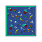 Verwöhnen Sie Ihre Sinne mit der luxuriösen Leichtigkeit italienischer Seide. Das AMIO Firenze Tuch wird aus feinstem Seidentwill gefertigt – einer edlen Gewebeart, die durch ihren dezenten Glanz und ihre geschmeidige Struktur besticht.

Mit kunstvoller, doppelseitiger Bedruckung präsentiert dieses Tuch zwei perfekt harmonierende Designs – für vielseitige Stylingmöglichkeiten und einen Hauch italienischer Raffinesse bei jedem Look.

Perfekt als hochwertiges Geschenk – zeitlos schön und luxuriös verpackt.