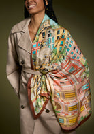 Verwöhnen Sie Ihre Sinne mit der luxuriösen Leichtigkeit italienischer Seide. Das AMIO Firenze Tuch wird aus feinstem Seidentwill gefertigt – einer edlen Gewebeart, die durch ihren dezenten Glanz und ihre geschmeidige Struktur besticht.

Mit kunstvoller, doppelseitiger Bedruckung präsentiert dieses Tuch zwei perfekt harmonierende Designs – für vielseitige Stylingmöglichkeiten und einen Hauch italienischer Raffinesse bei jedem Look.