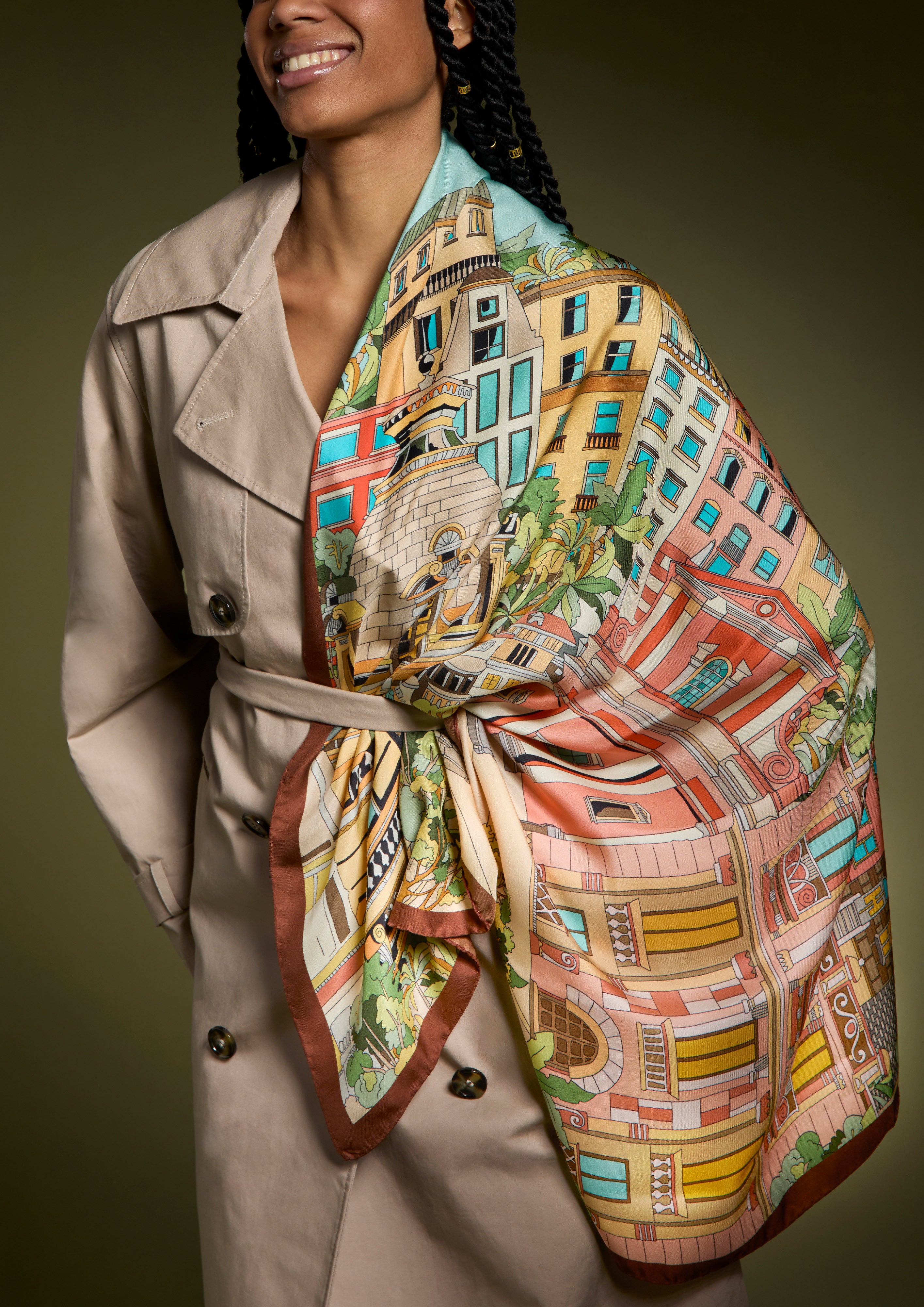 Verwöhnen Sie Ihre Sinne mit der luxuriösen Leichtigkeit italienischer Seide. Das AMIO Firenze Tuch wird aus feinstem Seidentwill gefertigt – einer edlen Gewebeart, die durch ihren dezenten Glanz und ihre geschmeidige Struktur besticht.

Mit kunstvoller, doppelseitiger Bedruckung präsentiert dieses Tuch zwei perfekt harmonierende Designs – für vielseitige Stylingmöglichkeiten und einen Hauch italienischer Raffinesse bei jedem Look.