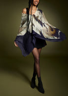 Verwöhnen Sie Ihre Sinne mit der luxuriösen Leichtigkeit italienischer Wolle und Seide.&nbsp;Weiche&nbsp;Wolle trifft auf feinste Seide&nbsp;– luxuriös leicht, wunderbar wärmend und angenehm zur Haut. Ideal für die kalte Jahreszeit.

Mit kunstvoller Bedruckung präsentiert dieser Schal ein perfekt harmonierendes Design – für vielseitige Stylingmöglichkeiten und einen Hauch italienischer Raffinesse bei jedem Look.