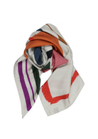 Verwöhnen Sie Ihre Sinne mit der luxuriösen Leichtigkeit italienischer Seide. Das AMIO Firenze Tuch wird aus feinstem Seidentwill gefertigt – einer edlen Gewebeart, die durch ihren dezenten Glanz und ihre geschmeidige Struktur besticht.

Mit kunstvoller Bedruckung präsentiert dieses Tuch ein perfekt harmonierendes Design – für vielseitige Stylingmöglichkeiten und einen Hauch italienischer Raffinesse bei jedem Look.

Perfekt als hochwertiges Geschenk – zeitlos schön und luxuriös verpackt.