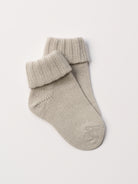 AMIO Firenze Wollsocken aus 100% reiner Wolle bieten einen unvergleichlichen Komfort und spenden natürliche Wärme. Diese Socken halten die Füße Ihres Kindes den ganzen Tag angenehm warm und sind dabei atmungsaktiv, um ein frisches Tragegefühl zu gewährleisten. Ideal für kalte Tage und lange Stunden in Schuhen bieten sie eine weiche, langlebige Qualität, die man nicht mehr missen möchten. Investieren Sie in Wohlbefinden und Funktionalität – Made in Italy.

Höchste Qualität, bestes Preis-Leistungs-Verhältnis 