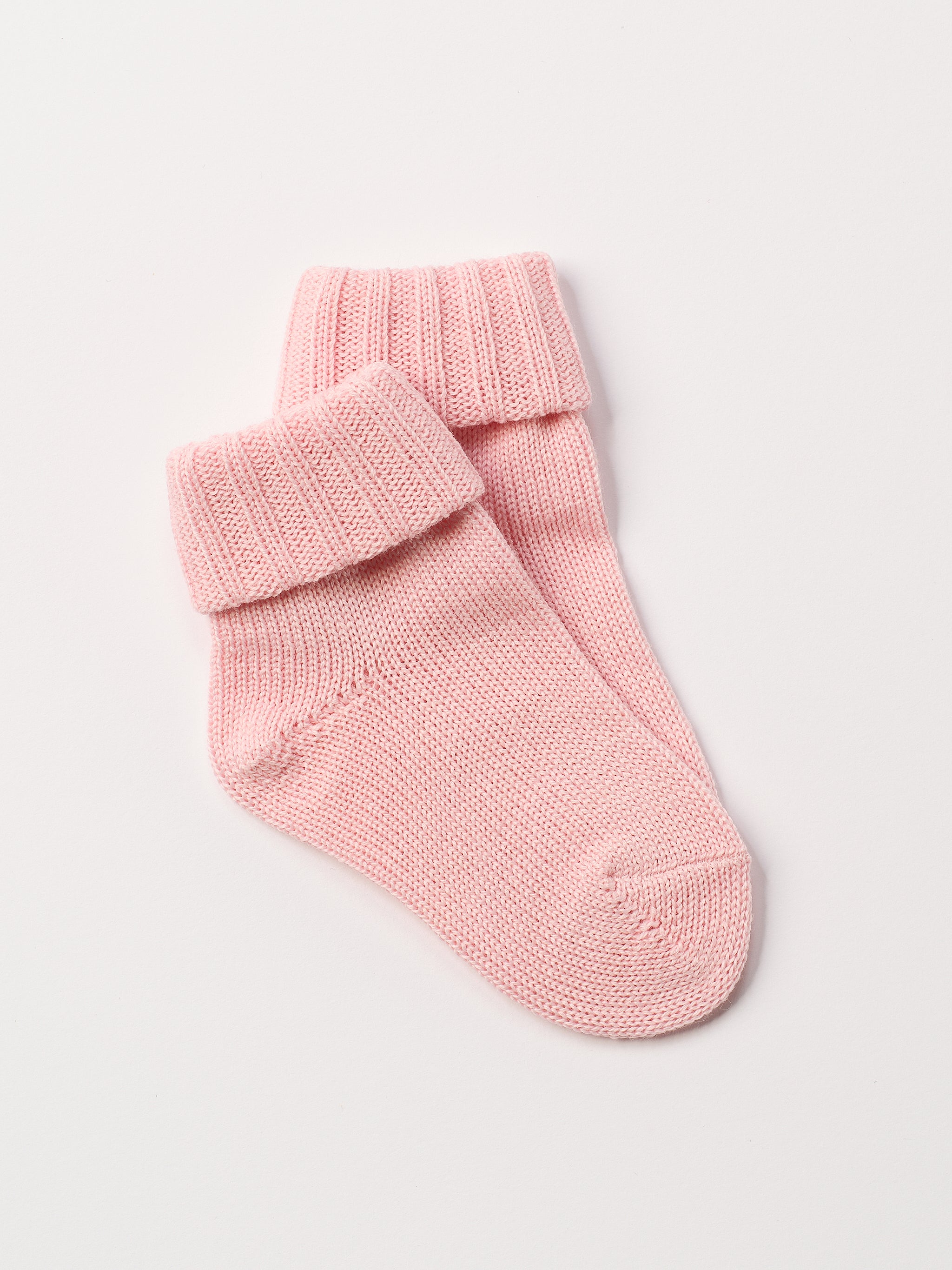 AMIO Firenze Wollsocken aus 100% reiner Wolle bieten einen unvergleichlichen Komfort und spenden natürliche Wärme. Diese Socken halten die Füße Ihres Kindes den ganzen Tag angenehm warm und sind dabei atmungsaktiv, um ein frisches Tragegefühl zu gewährleisten. Ideal für kalte Tage und lange Stunden in Schuhen bieten sie eine weiche, langlebige Qualität, die man nicht mehr missen möchten. Investieren Sie in Wohlbefinden und Funktionalität – Made in Italy.

Höchste Qualität, bestes Preis-Leistungs-Verhältnis 