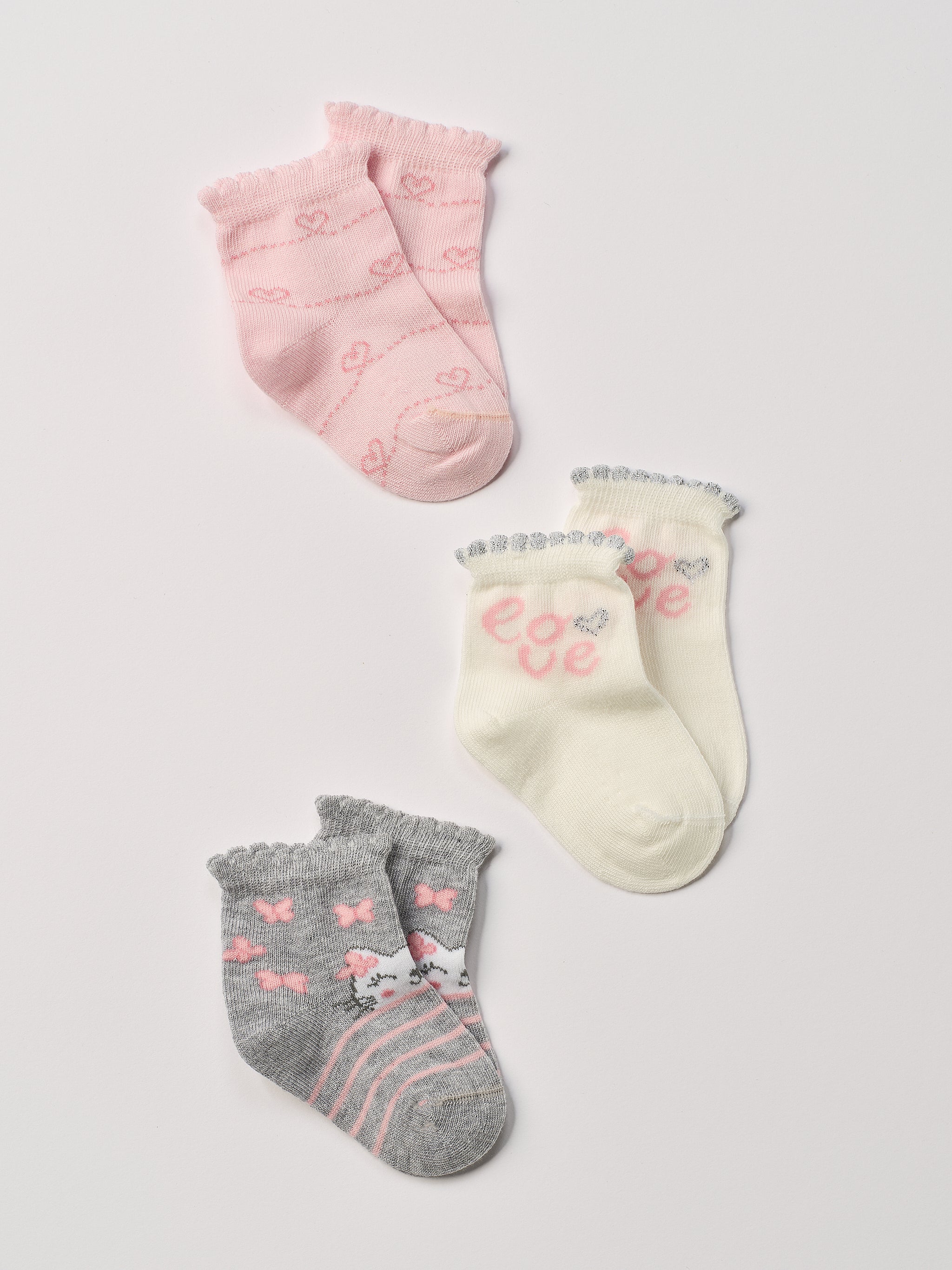 Die verspielten Baby-Söckchen von AMIO Firenze bieten maximalen Tragekomfort und brillieren mit ihrer Passform. Das weiche und warmhaltende Material fühlt sich besonders gemütlich an. Die niedlichen Motive lassen sich für jedes Outfit kombinieren. Ein Must-Have für jede Grundausstattung.

Höchste Qualität, bestes Preis-Leistungs-Verhältnis MADE IN ITALY.