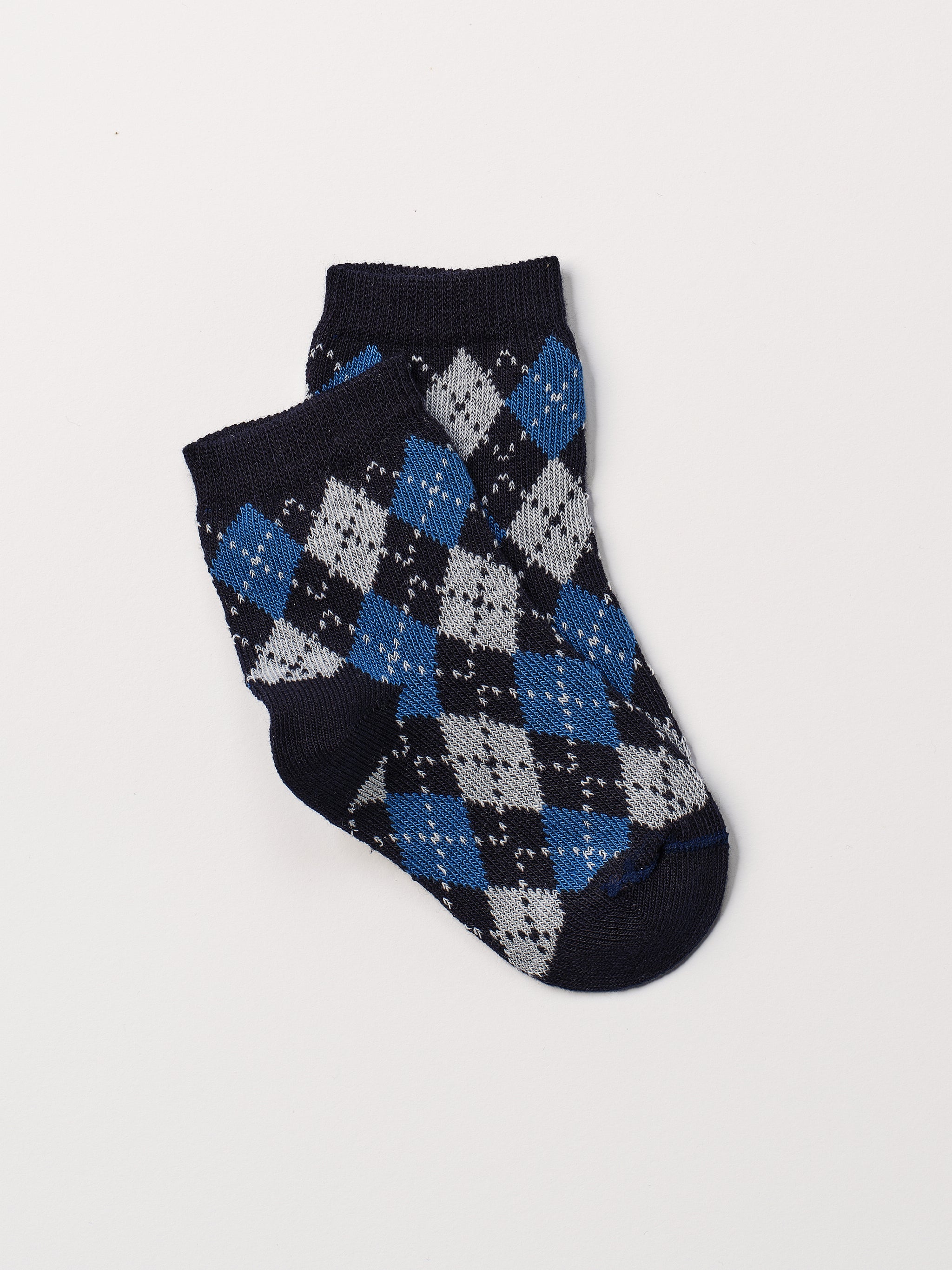 Die klassischen Baby-Söckchen von AMIO Firenze bieten maximalen Tragekomfort und brillieren mit ihrer Passform. Das eingewebte Argyle Muster macht das Sockenpaar besonders niedlich. Ein Must-Have für jede Grundausstattung.

Höchste Qualität, bestes Preis-Leistungs-Verhältnis MADE IN ITALY.