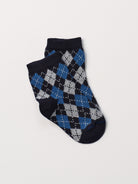 Die klassischen Baby-Söckchen von AMIO Firenze bieten maximalen Tragekomfort und brillieren mit ihrer Passform. Das eingewebte Argyle Muster macht das Sockenpaar besonders niedlich. Ein Must-Have für jede Grundausstattung.

Höchste Qualität, bestes Preis-Leistungs-Verhältnis MADE IN ITALY.