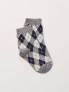 Die klassischen Baby-Söckchen von AMIO Firenze bieten maximalen Tragekomfort und brillieren mit ihrer Passform. Das eingewebte Argyle Muster macht das Sockenpaar besonders niedlich. Ein Must-Have für jede Grundausstattung.

Höchste Qualität, bestes Preis-Leistungs-Verhältnis MADE IN ITALY.