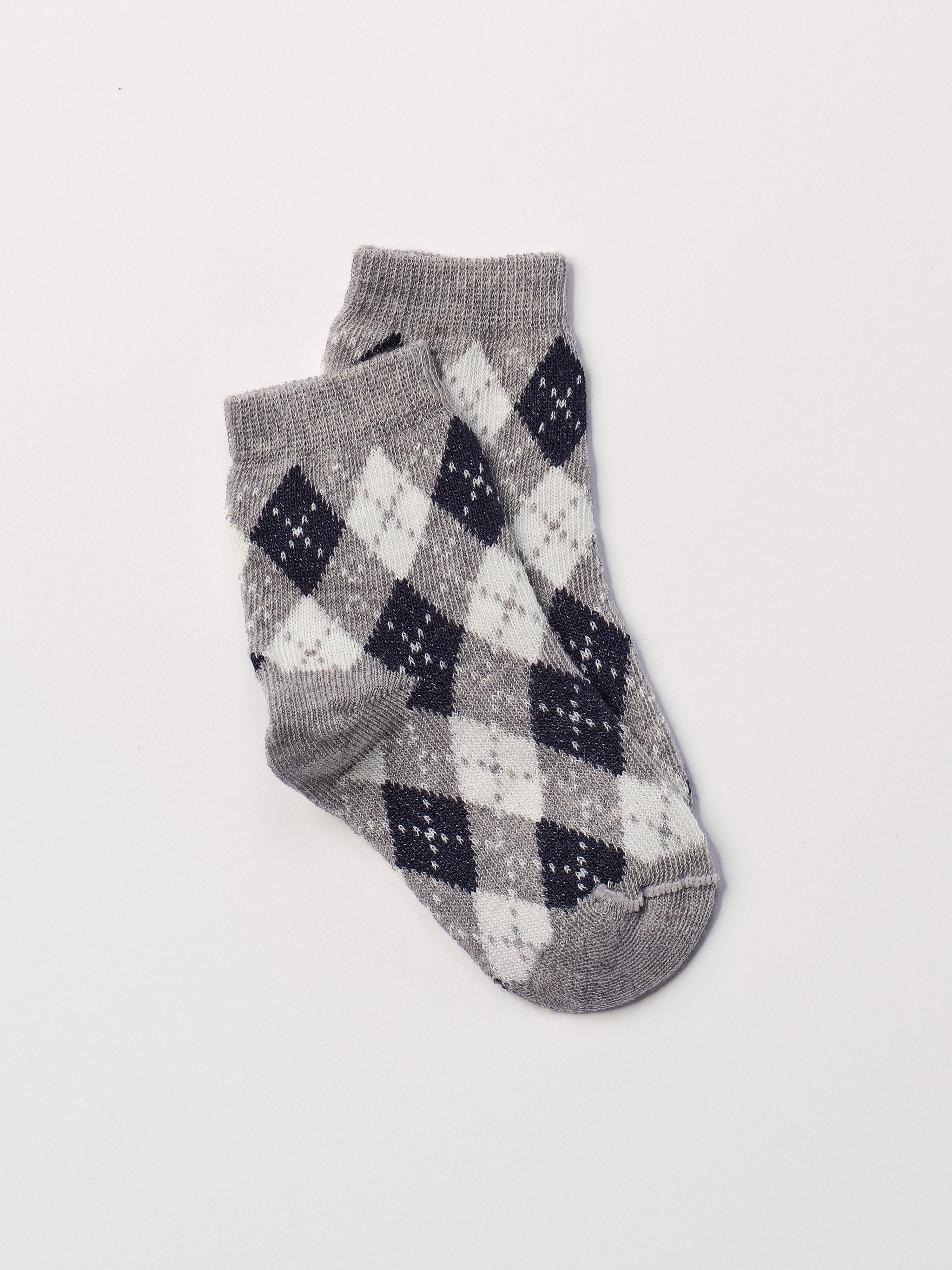 Die klassischen Baby-Söckchen von AMIO Firenze bieten maximalen Tragekomfort und brillieren mit ihrer Passform. Das eingewebte Argyle Muster macht das Sockenpaar besonders niedlich. Ein Must-Have für jede Grundausstattung.

Höchste Qualität, bestes Preis-Leistungs-Verhältnis MADE IN ITALY.