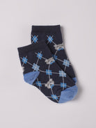 Die verspielten Baby-Söckchen von AMIO Firenze bieten maximalen Tragekomfort und brillieren mit ihrer Passform. Das eingewebte Bärchen und Rauten machen das Sockenpaar besonders niedlich. Ein Must-Have für jede Grundausstattung.

Höchste Qualität, bestes Preis-Leistungs-Verhältnis MADE IN ITALY.