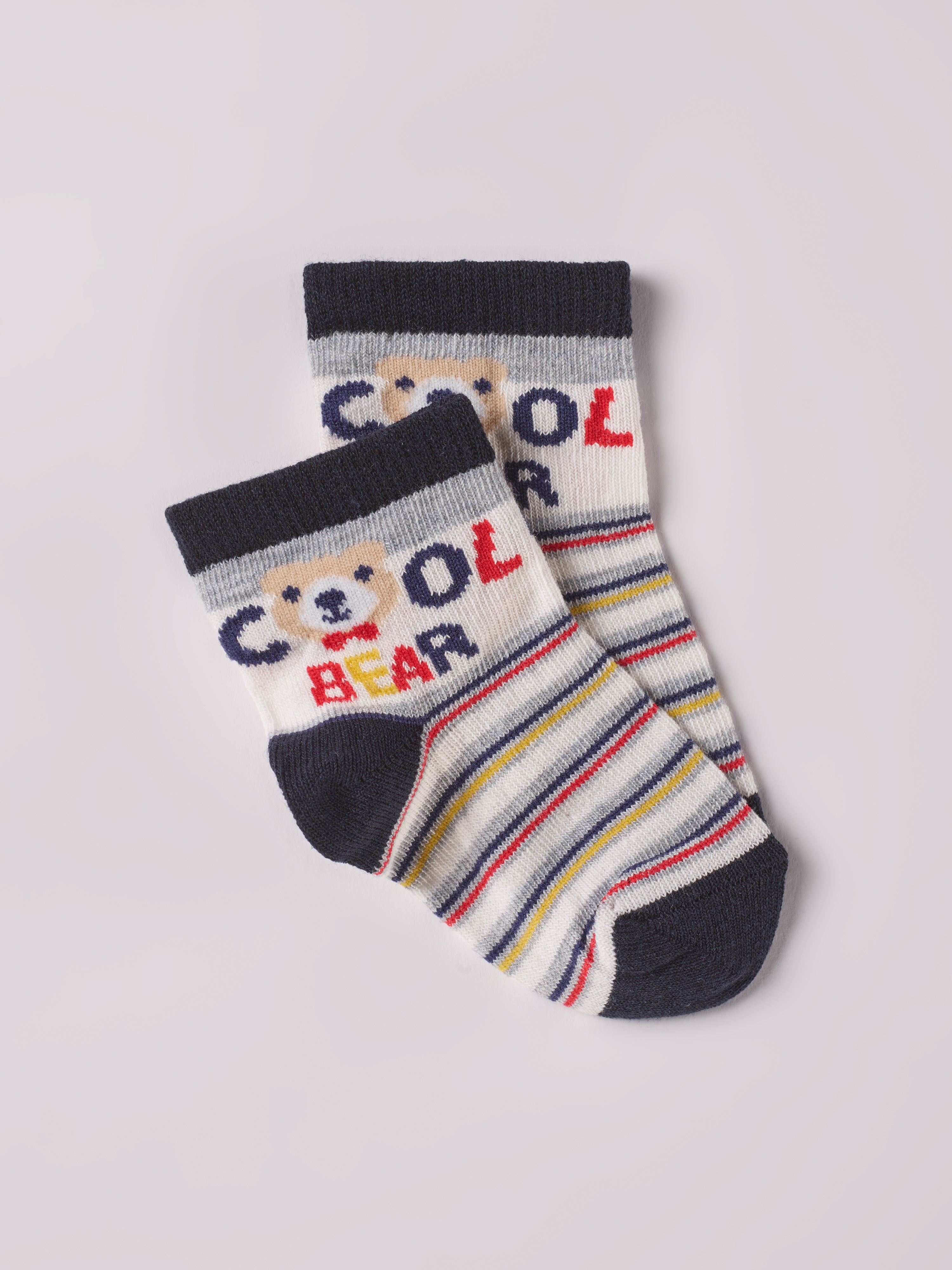 Die verspielten Baby-Söckchen von AMIO Firenze bieten maximalen Tragekomfort und brillieren mit ihrer Passform. Das eingewebte Bärchen-Motiv ist besonders niedlich. Ein Must-Have für jede Grundausstattung.

Höchste Qualität, bestes Preis-Leistungs-Verhältnis MADE IN ITALY.