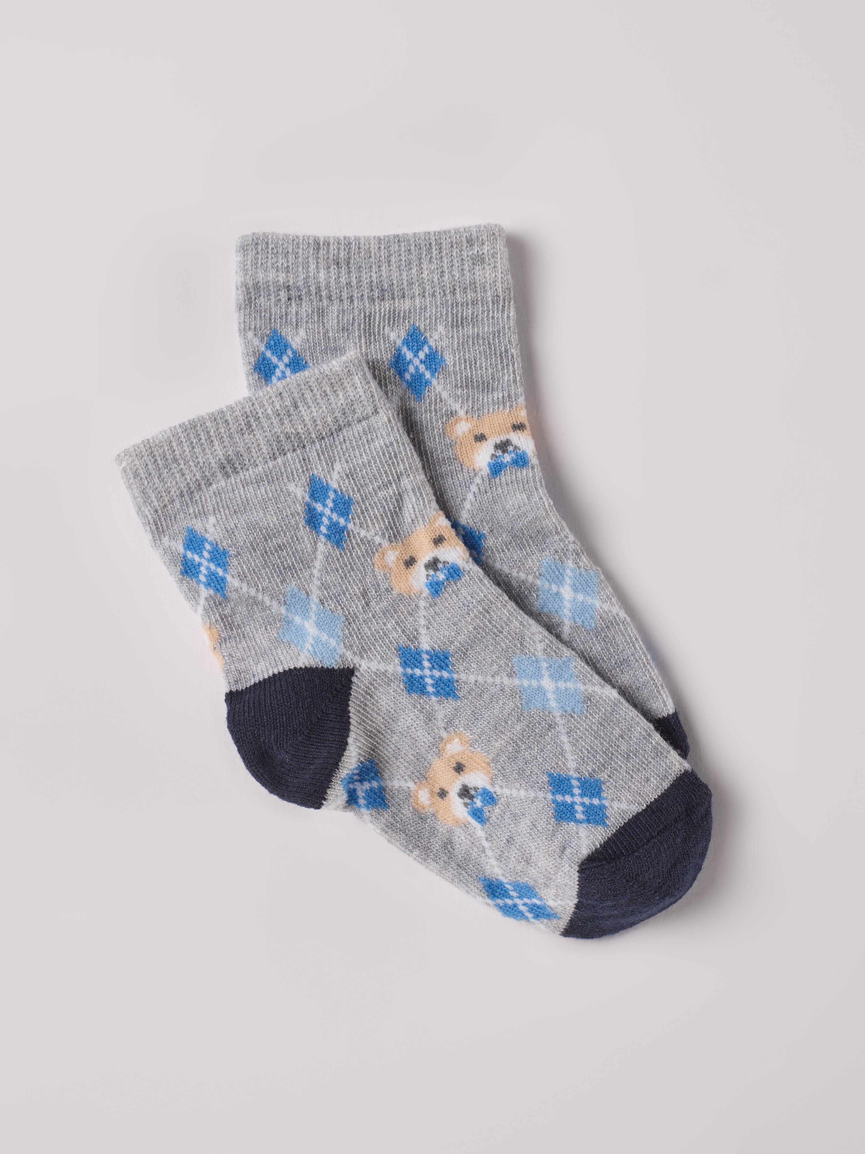 Die verspielten Baby-Söckchen von AMIO Firenze bieten maximalen Tragekomfort und brillieren mit ihrer Passform. Das eingewebte Bärchen und Rauten machen das Sockenpaar besonders niedlich. Ein Must-Have für jede Grundausstattung.

Höchste Qualität, bestes Preis-Leistungs-Verhältnis MADE IN ITALY.